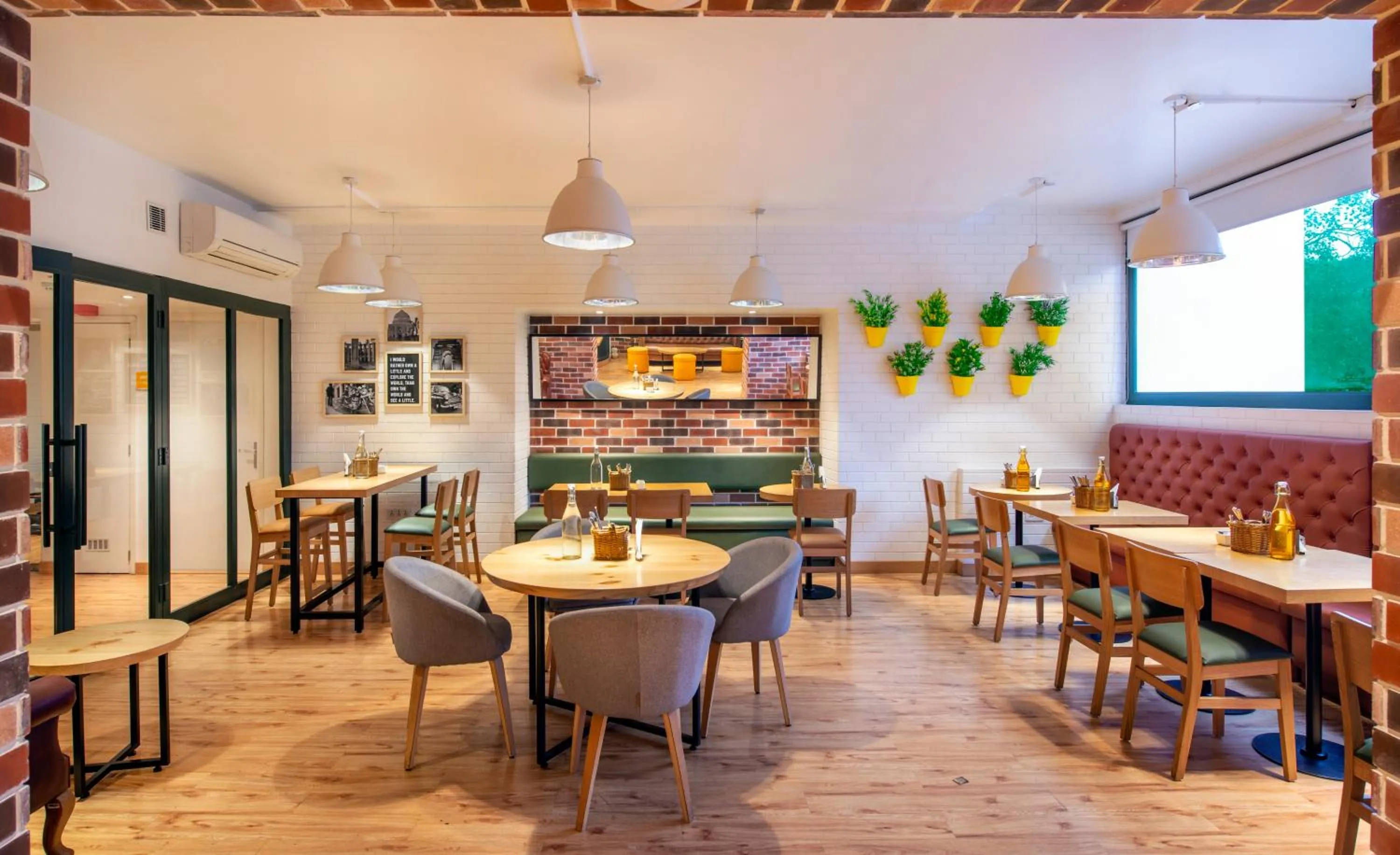 Restaurant/places to eat in bloomrooms @ Janpath