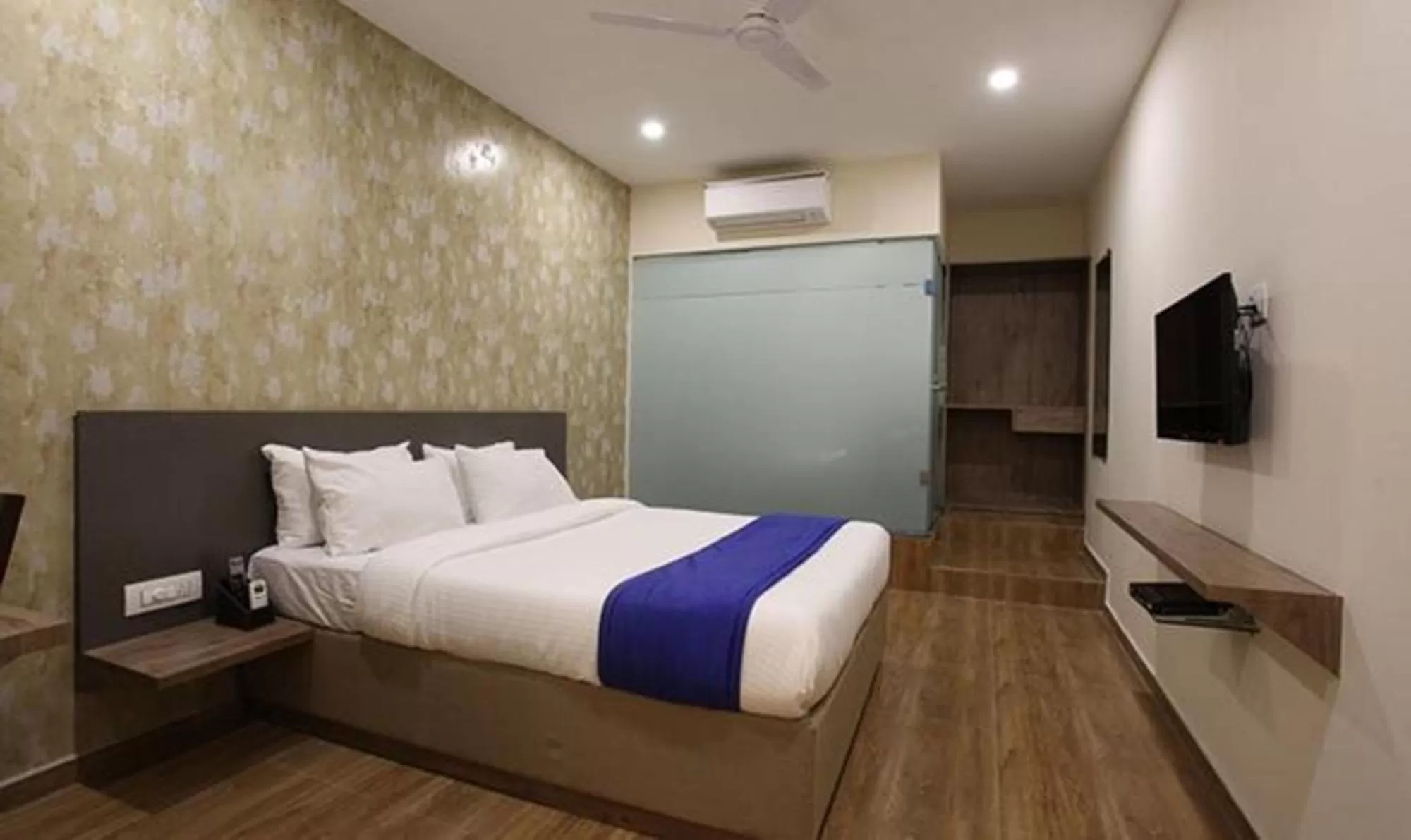 Bed in FabExpress Wynde