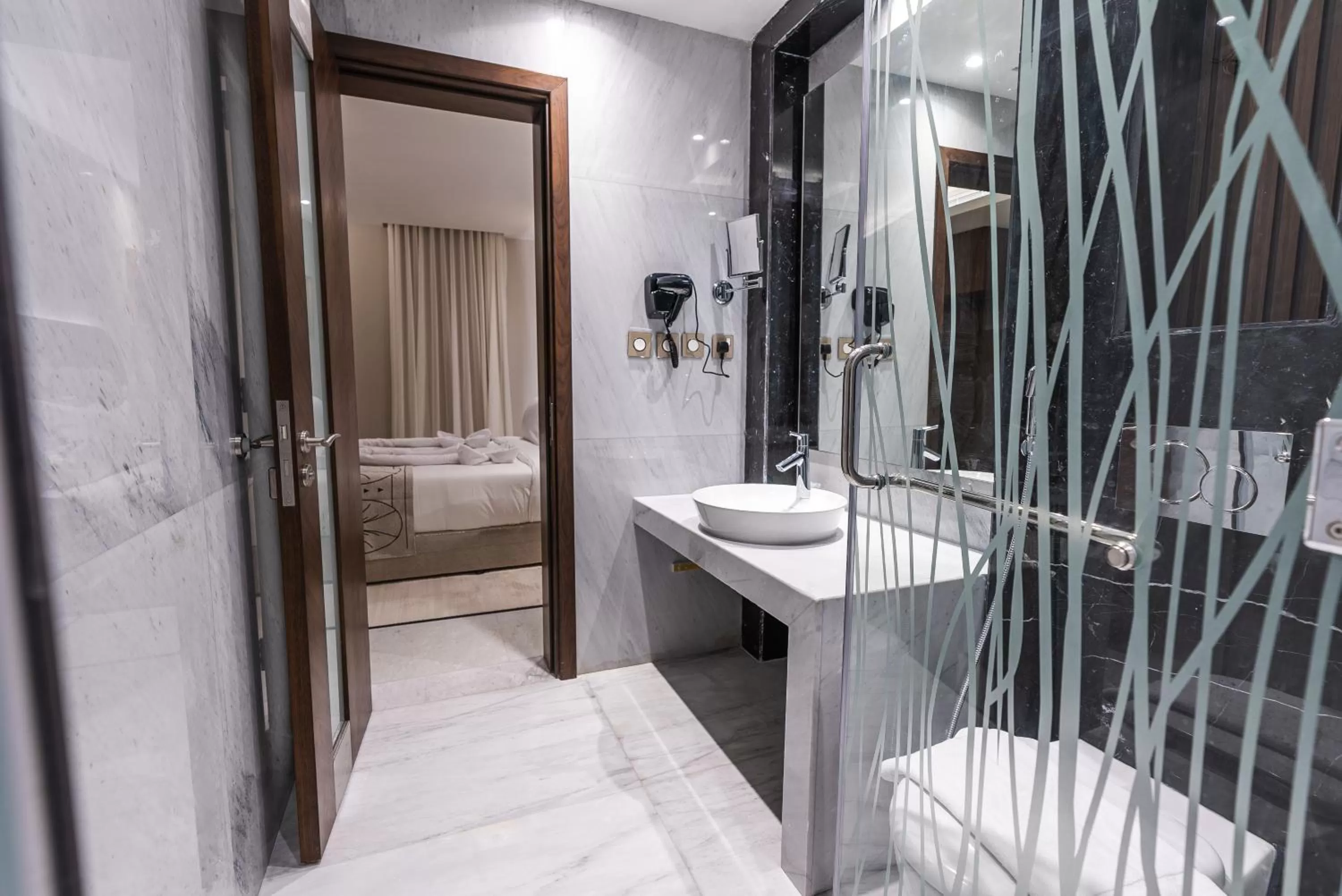 Shower, Bed in Tura Hotel Olaya - فندق ترى العليا