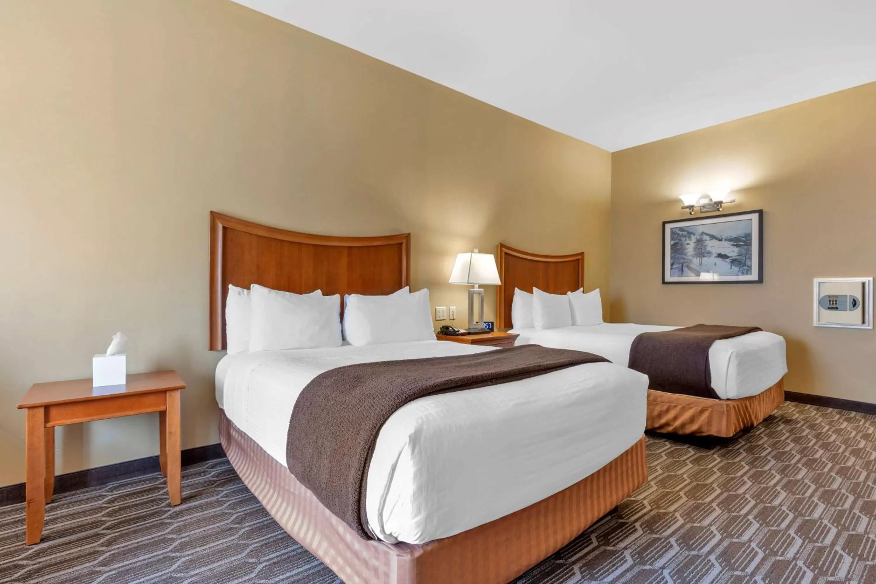 Bedroom, Bed in Best Western Plus Swiss Chalet Hotel & Suites