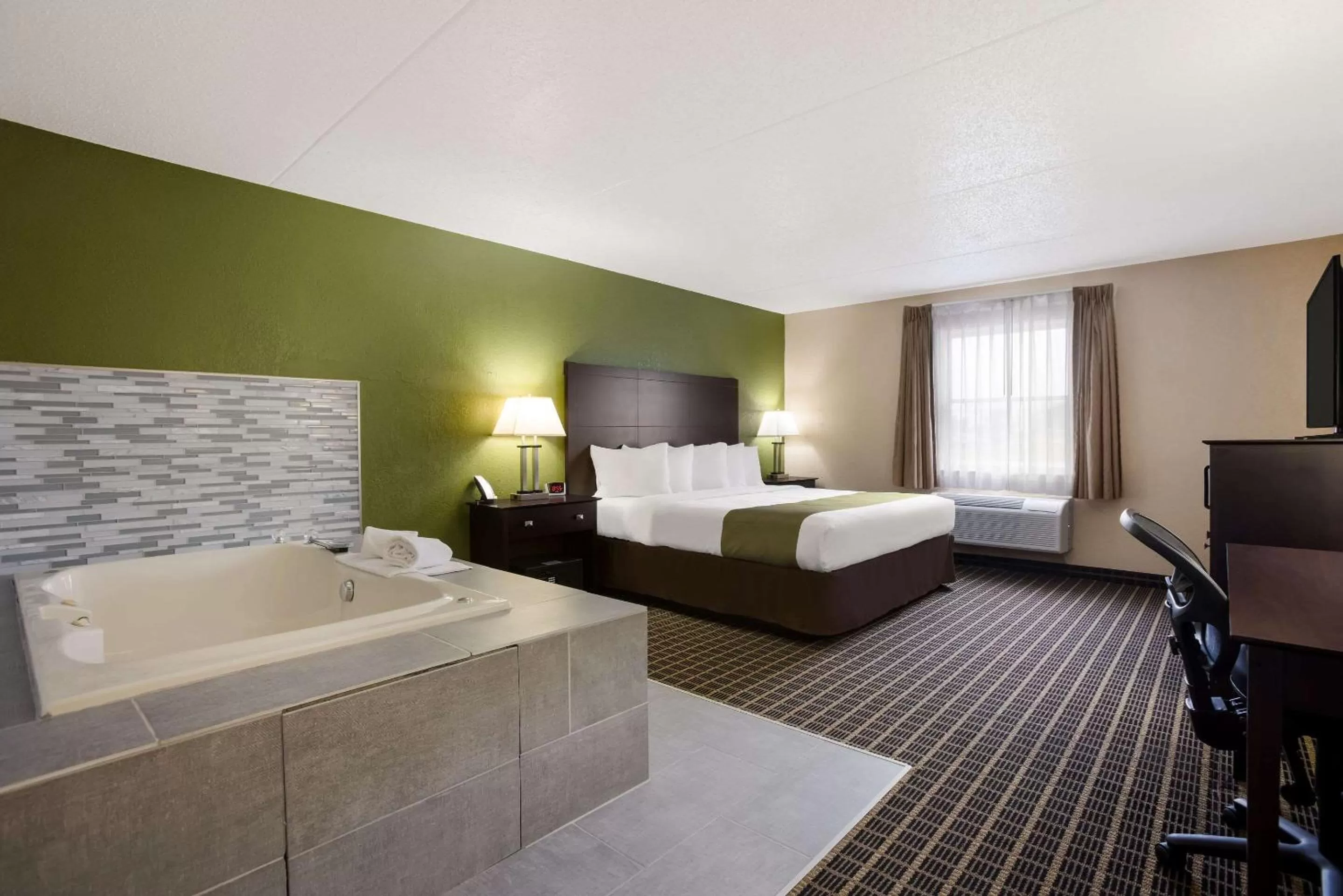 Bedroom, Bed in Quality Inn & Suites Big Rapids near University