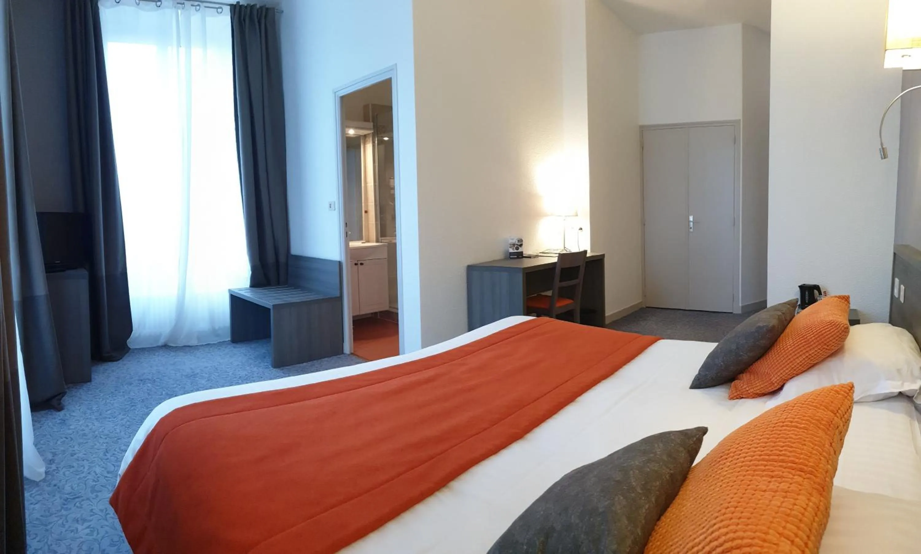 Photo of the whole room, Bed in Hôtel Le Rohan Charme et Caractère