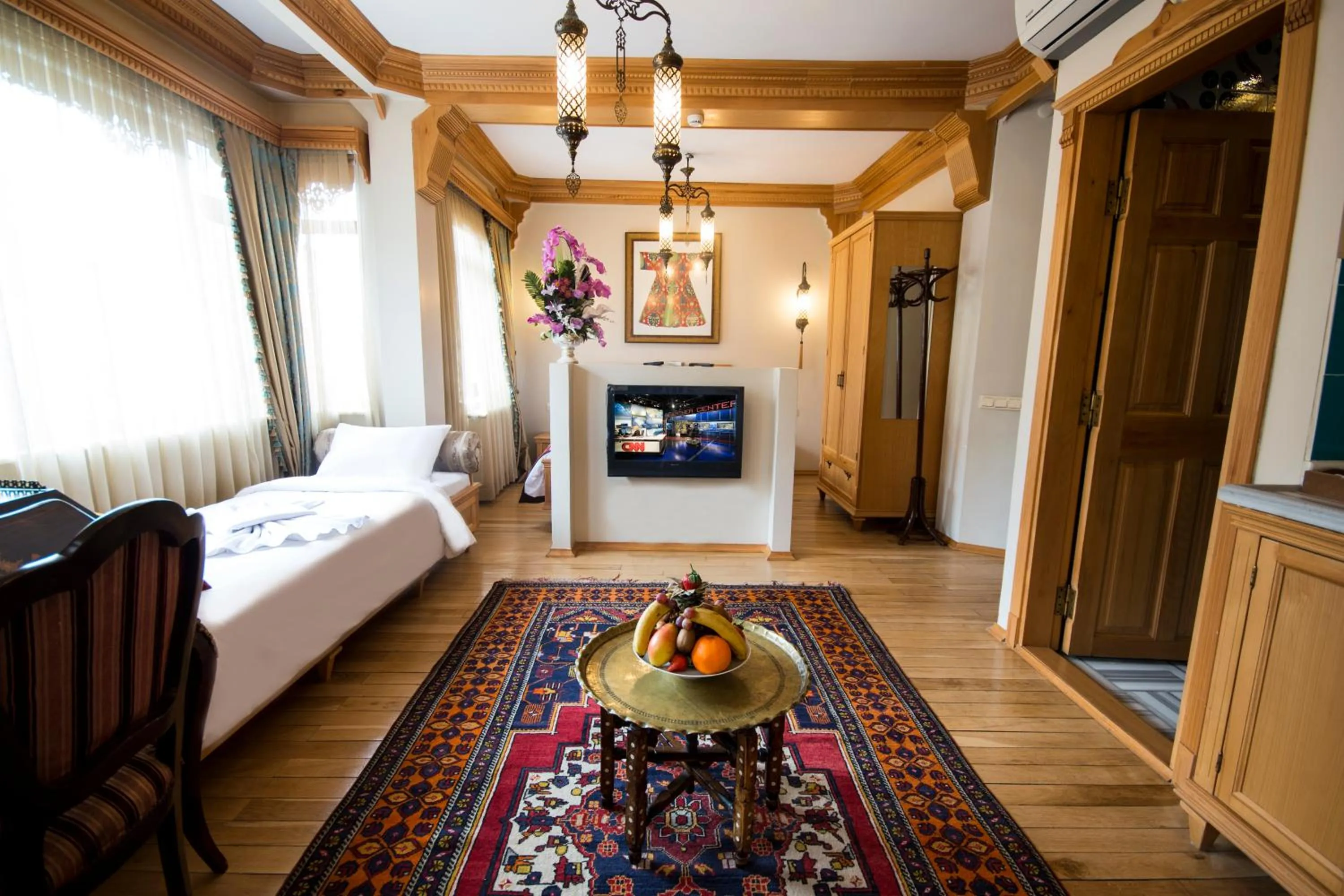 Spring, Bed in Sultan Corner Hotel