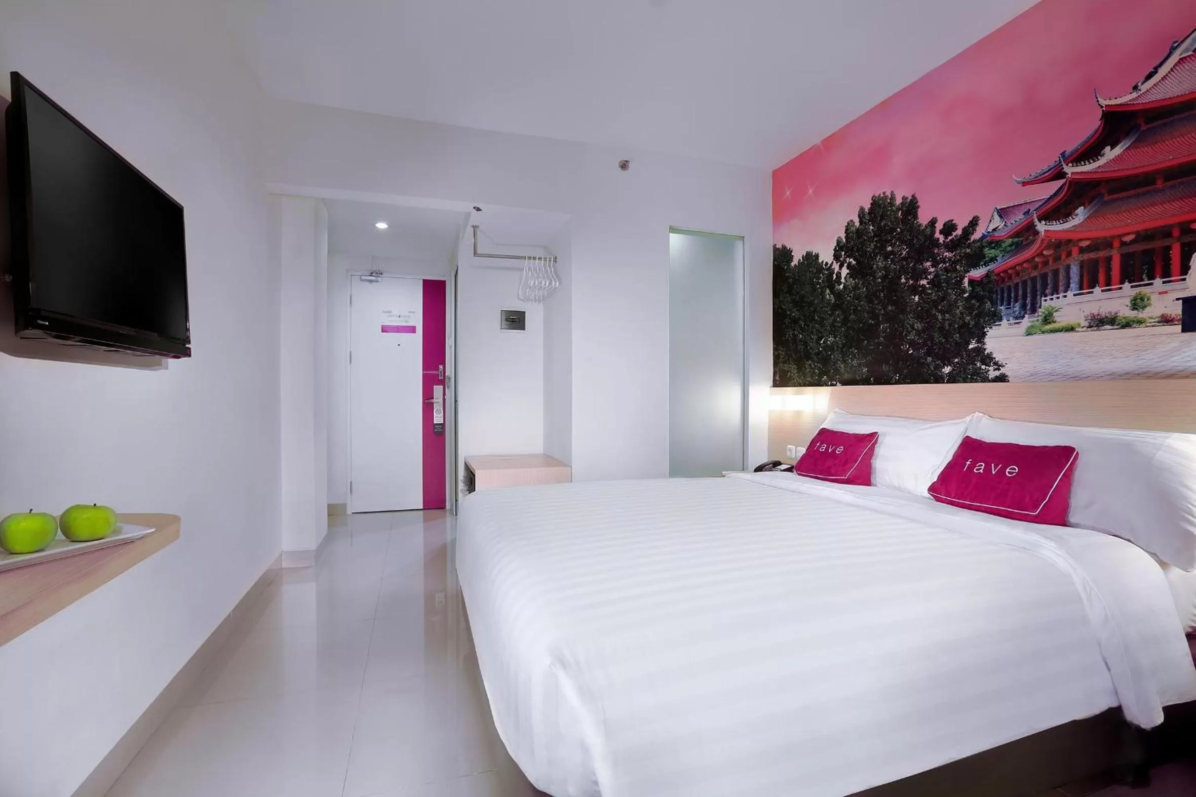 Photo of the whole room, Bed in favehotel Simpang Lima - Semarang