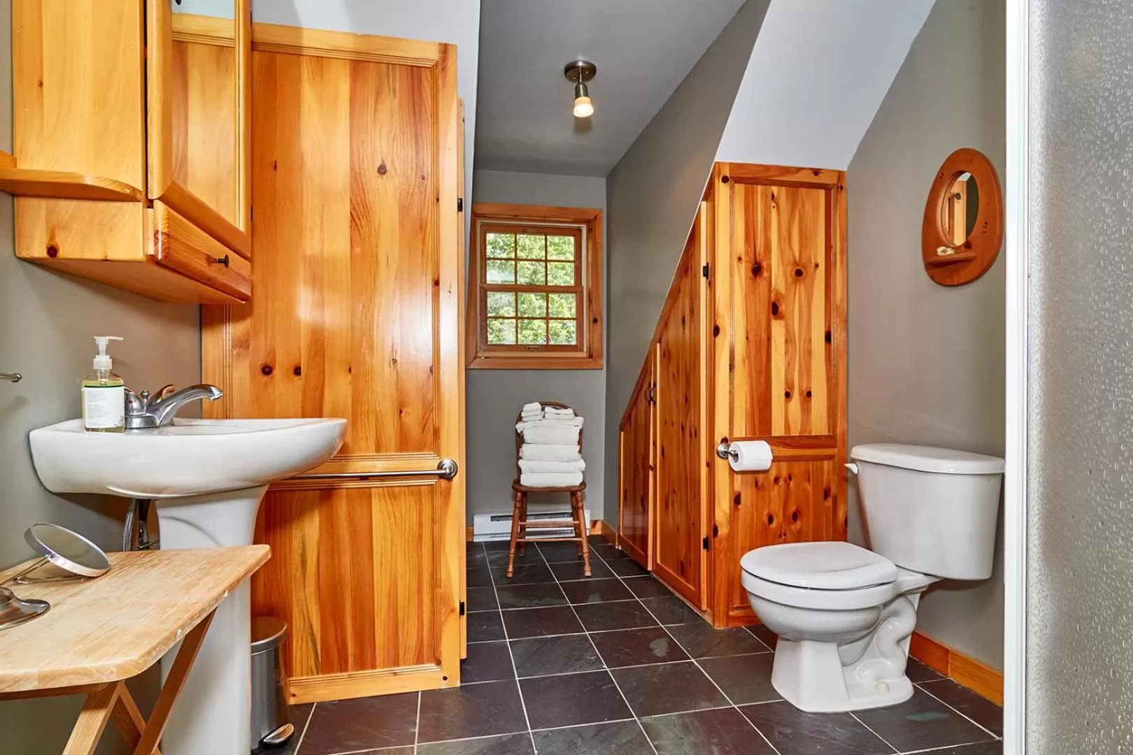 Toilet, Bathroom in Auberge de la Tour et Spa