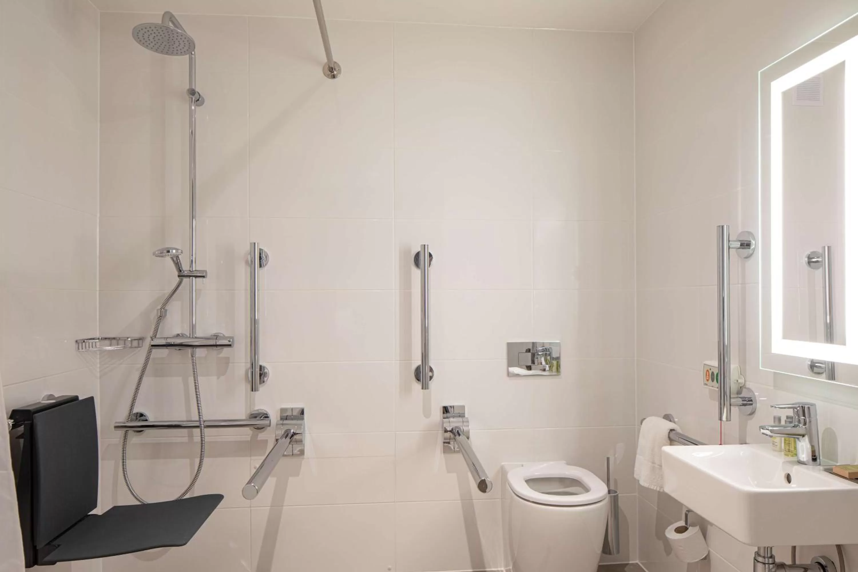 Bathroom in DoubleTree by Hilton Dartford Bridge