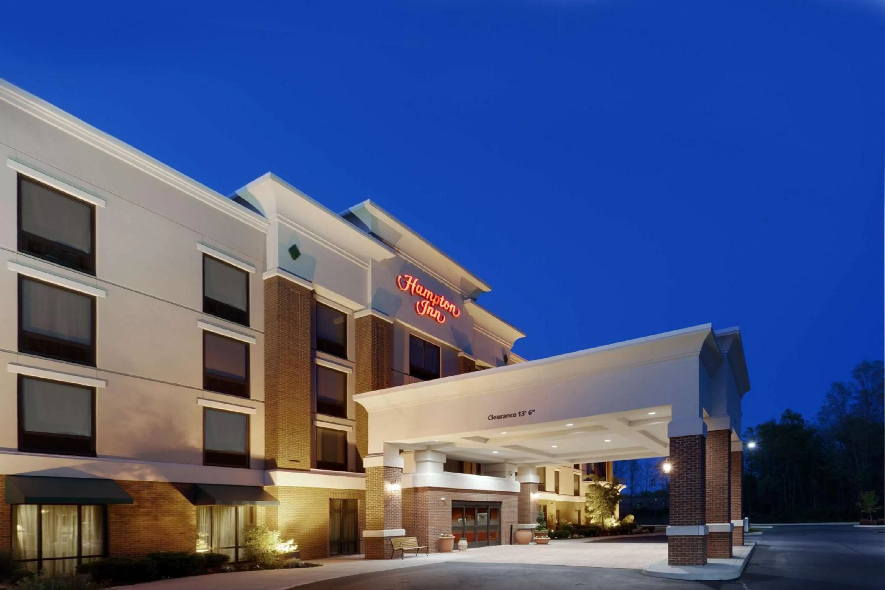 Property building in Hampton Inn Rochester-Webster