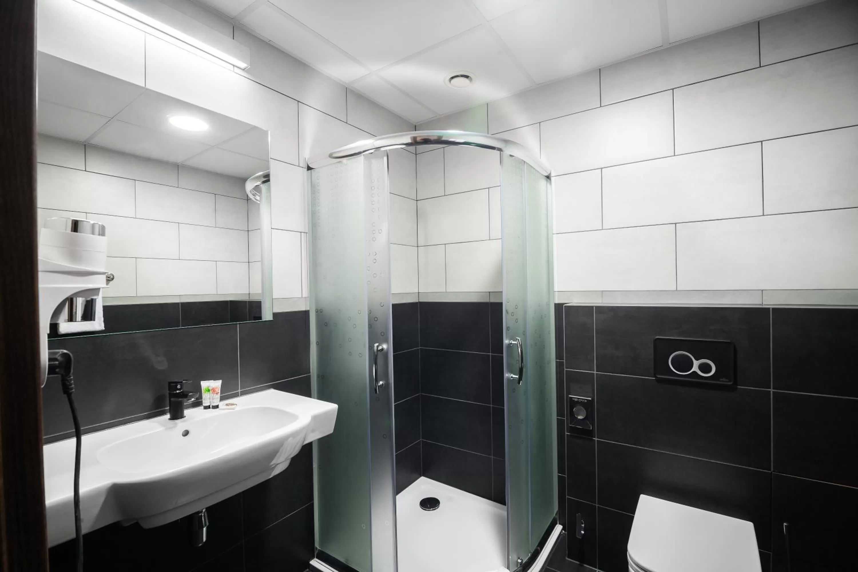 Shower in Vulcan Hotel