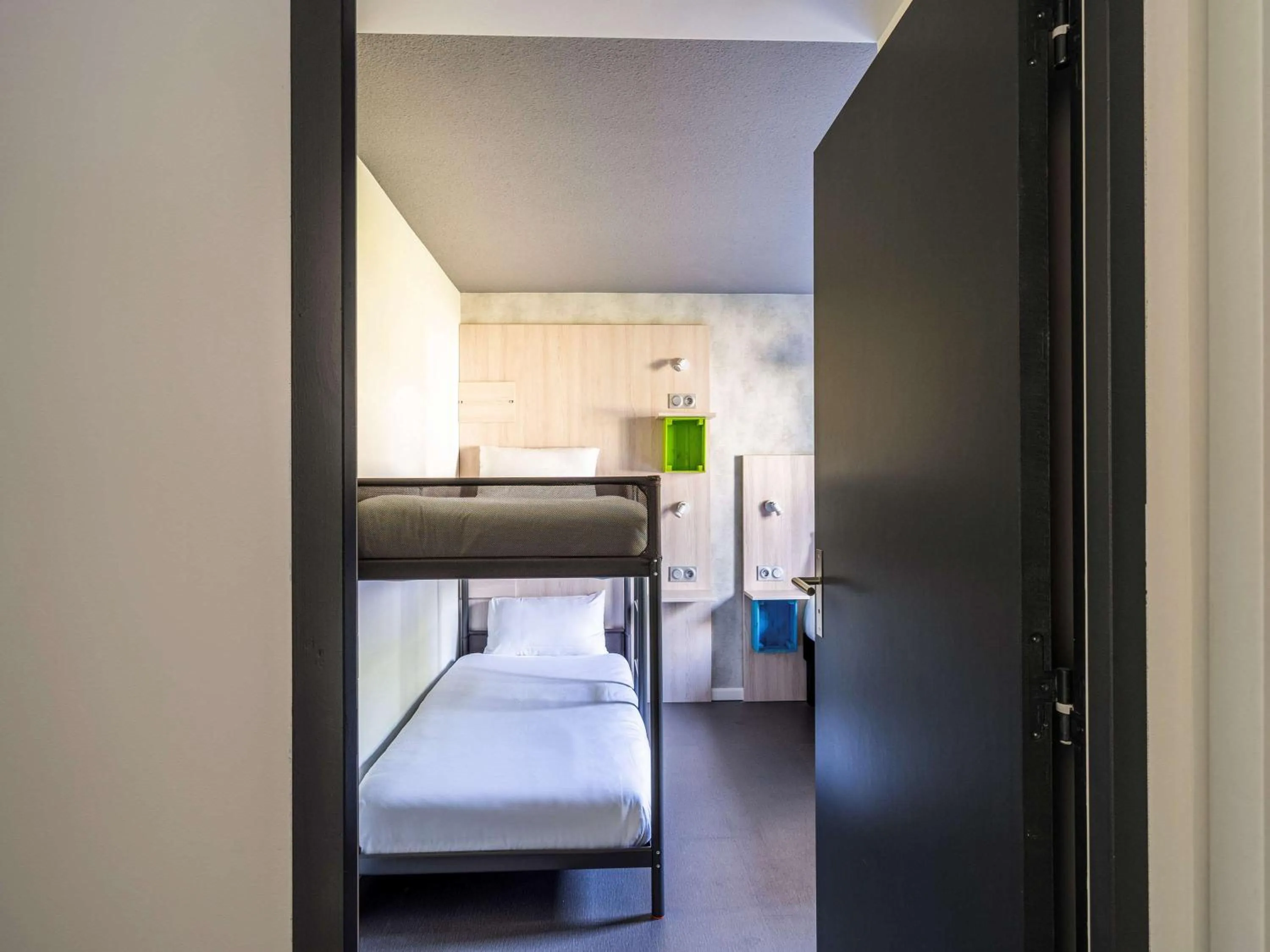 Photo of the whole room, Bed in greet Hotel Bordeaux Aeroport