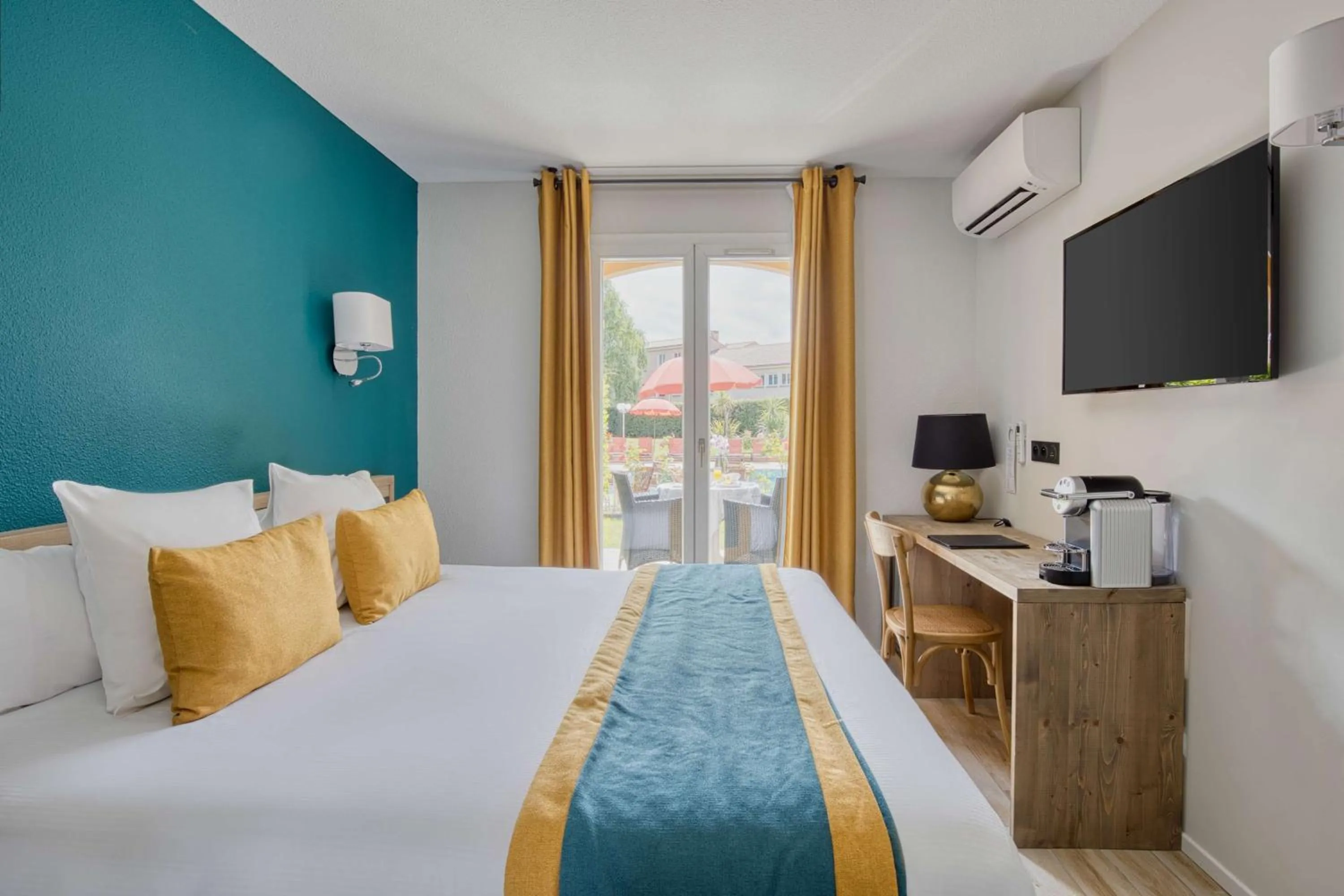 View (from property/room), Bed in Best Western Le Vauban