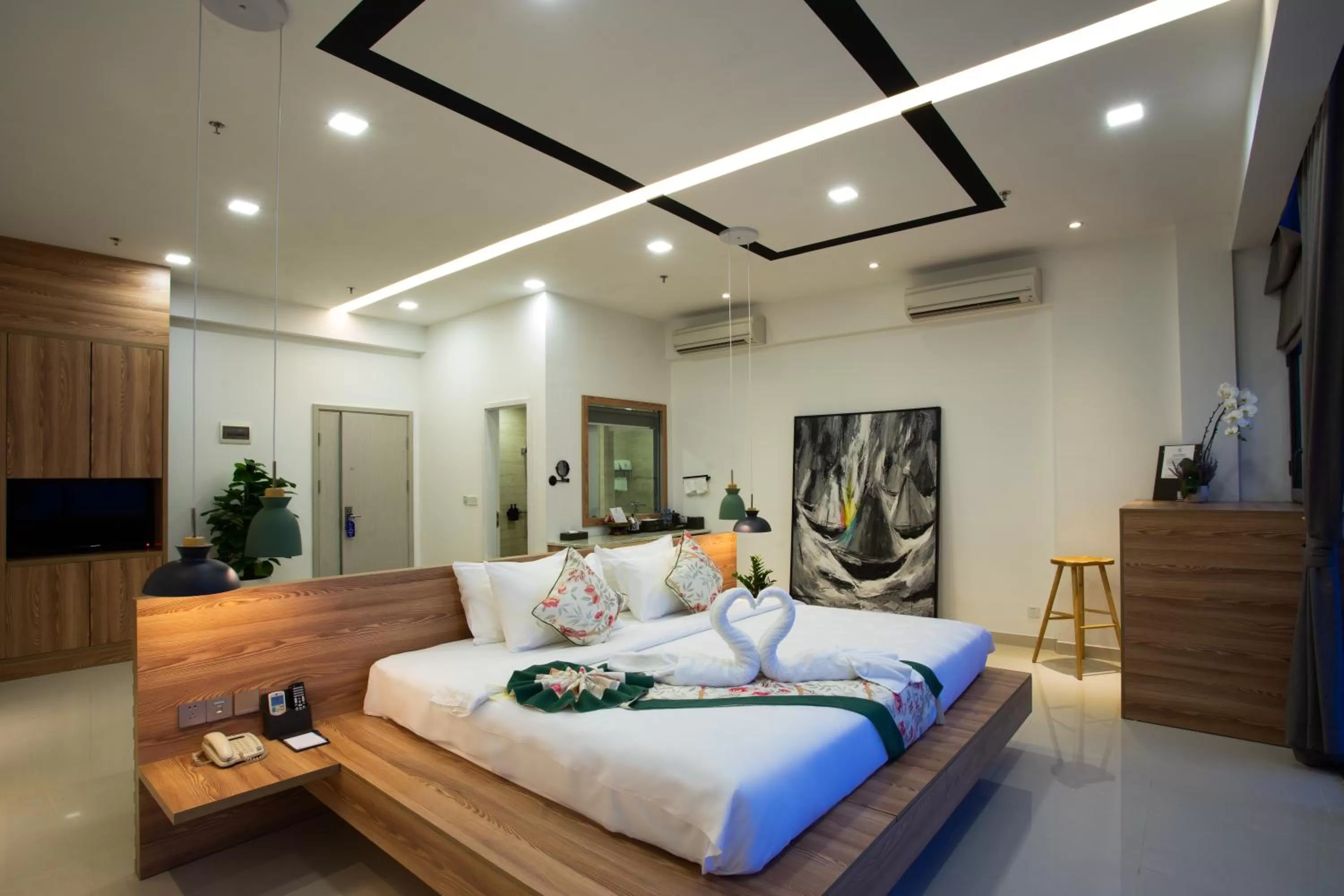 Photo of the whole room, Bed in The Snowbell Hotel