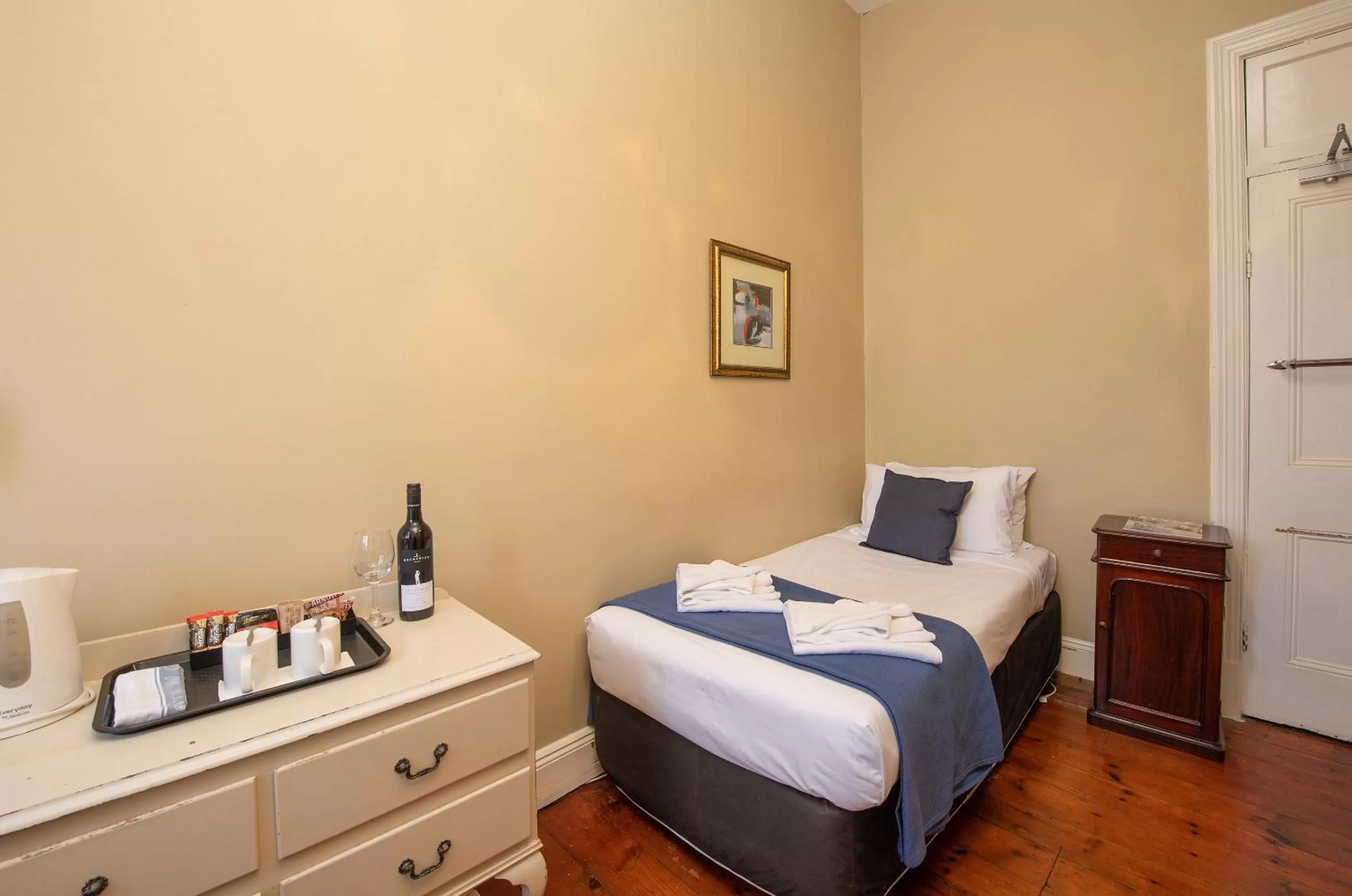 Bed in Anchorage Seafront Hotel