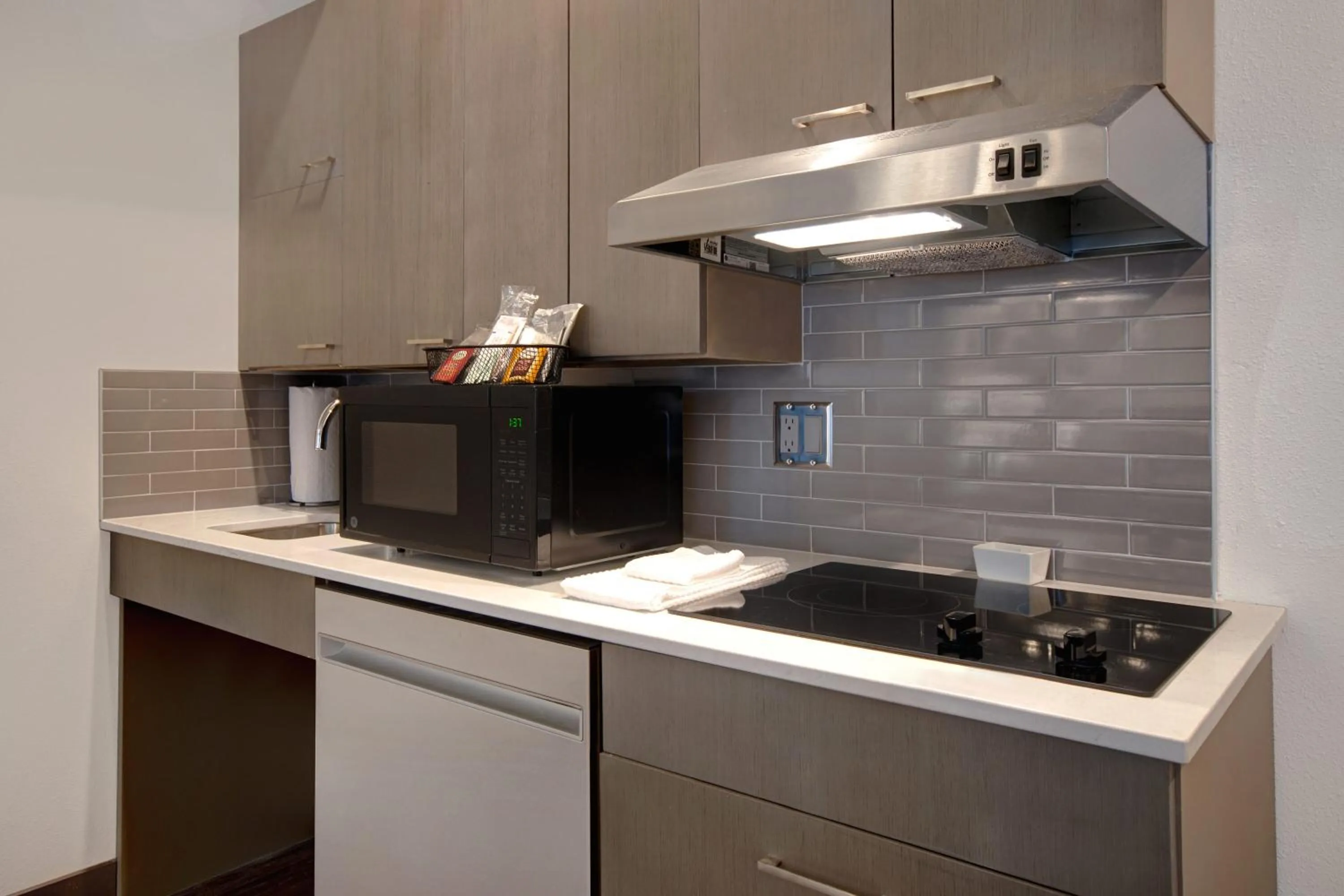 kitchen in Hyatt House Mall Of America Msp Airport