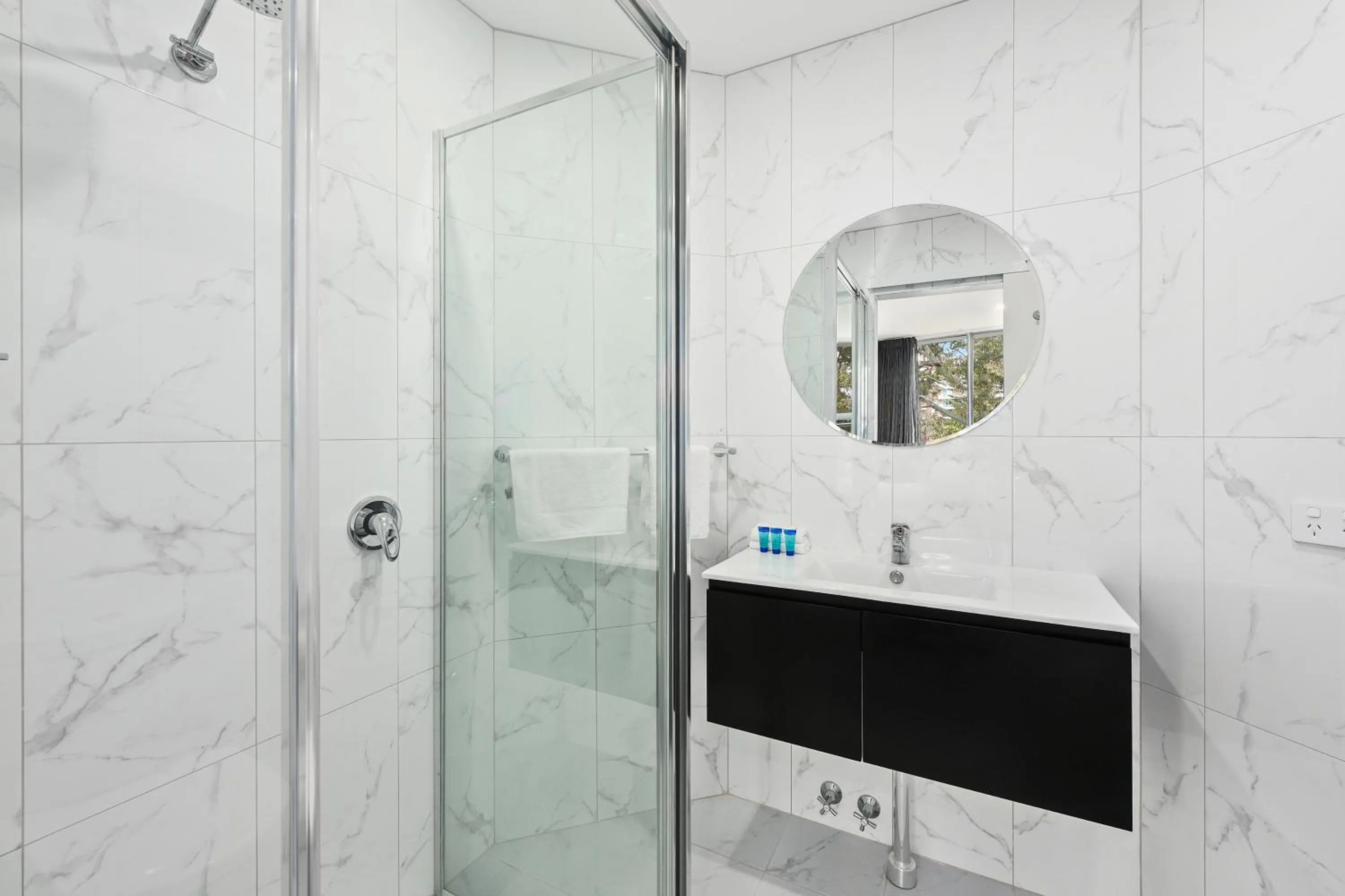 Bathroom in Palm Court Motor Inn