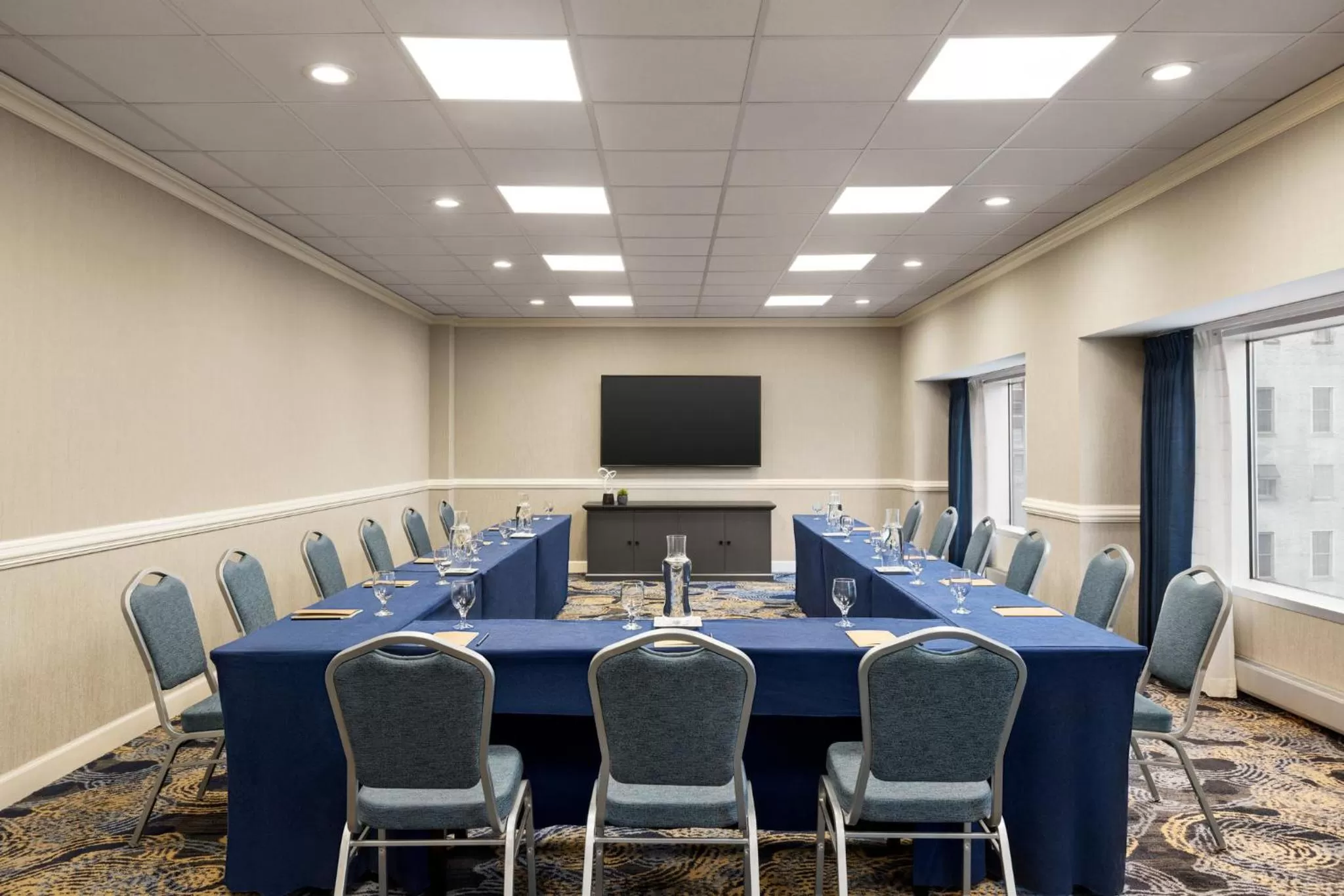 Meeting/conference room in Crowne Plaza Cleveland at Playhouse Square by IHG