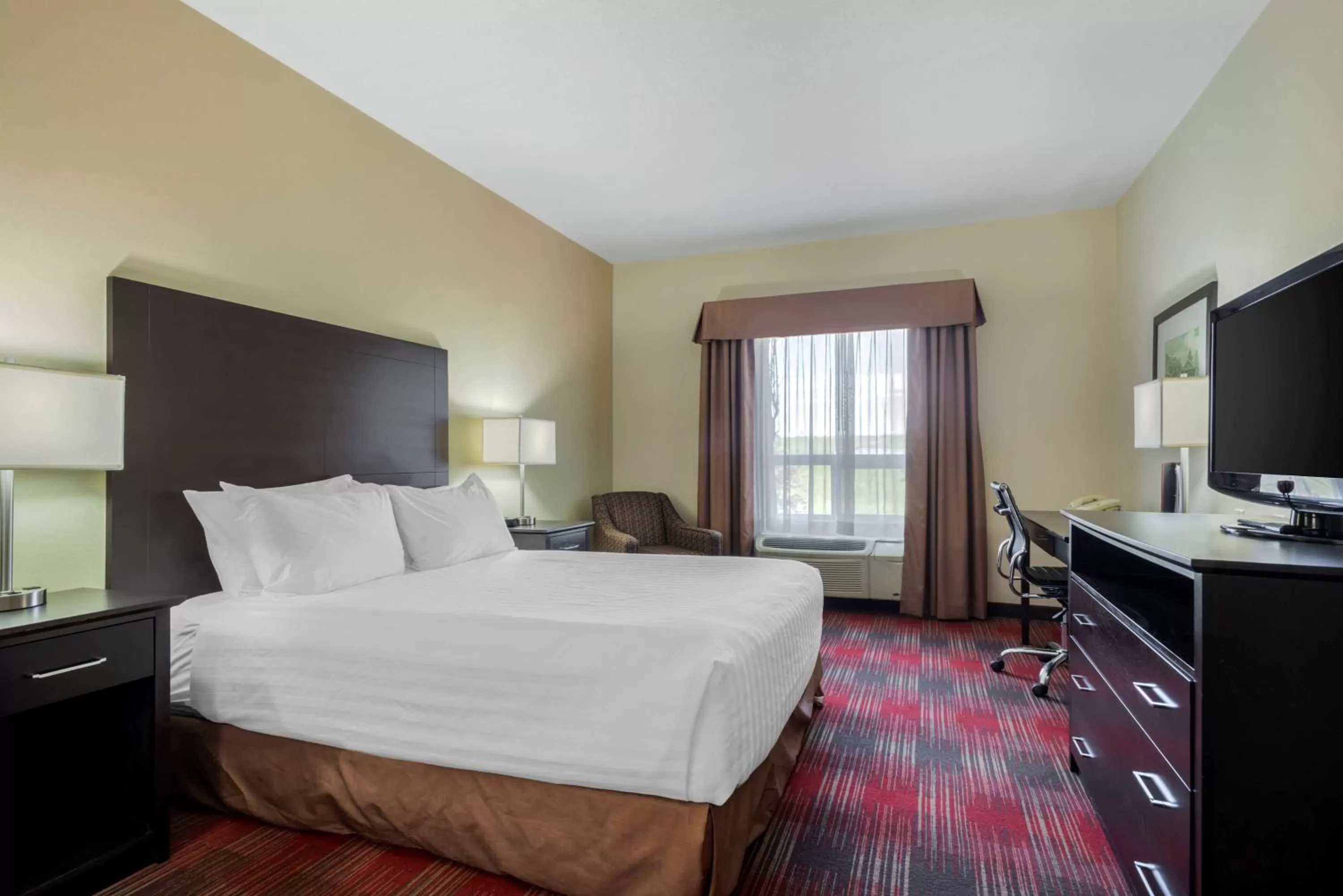 Queen Room with Roll-In Shower - Disability Access in Best Western Plus Red Deer Inn & Suite