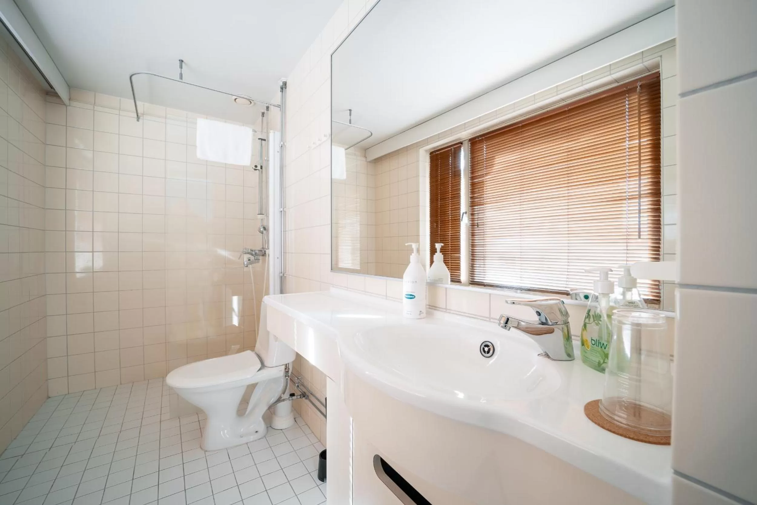 Shower, Bathroom in Hotelli Uninen Kotka