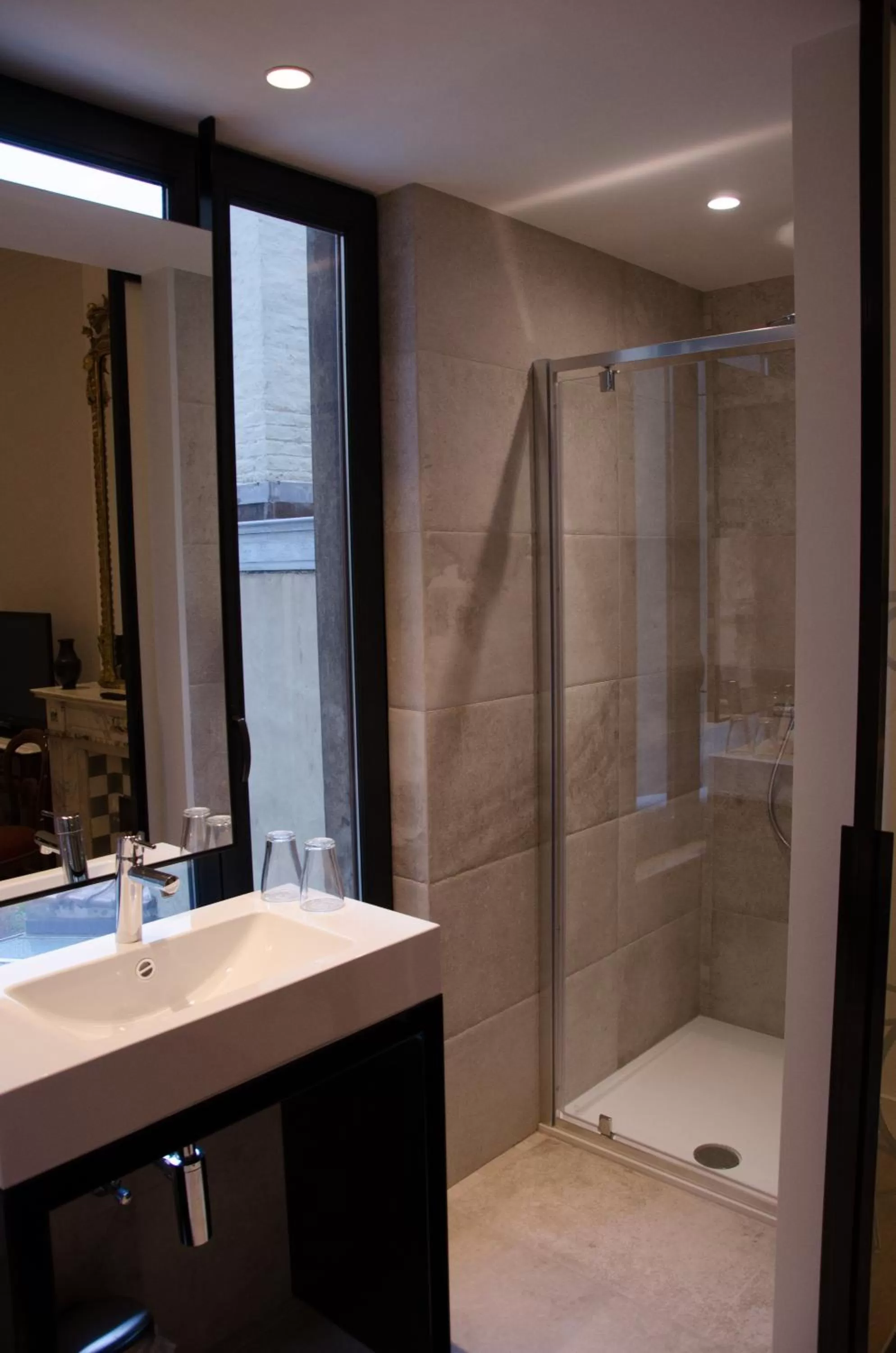 Shower in Albert Molière