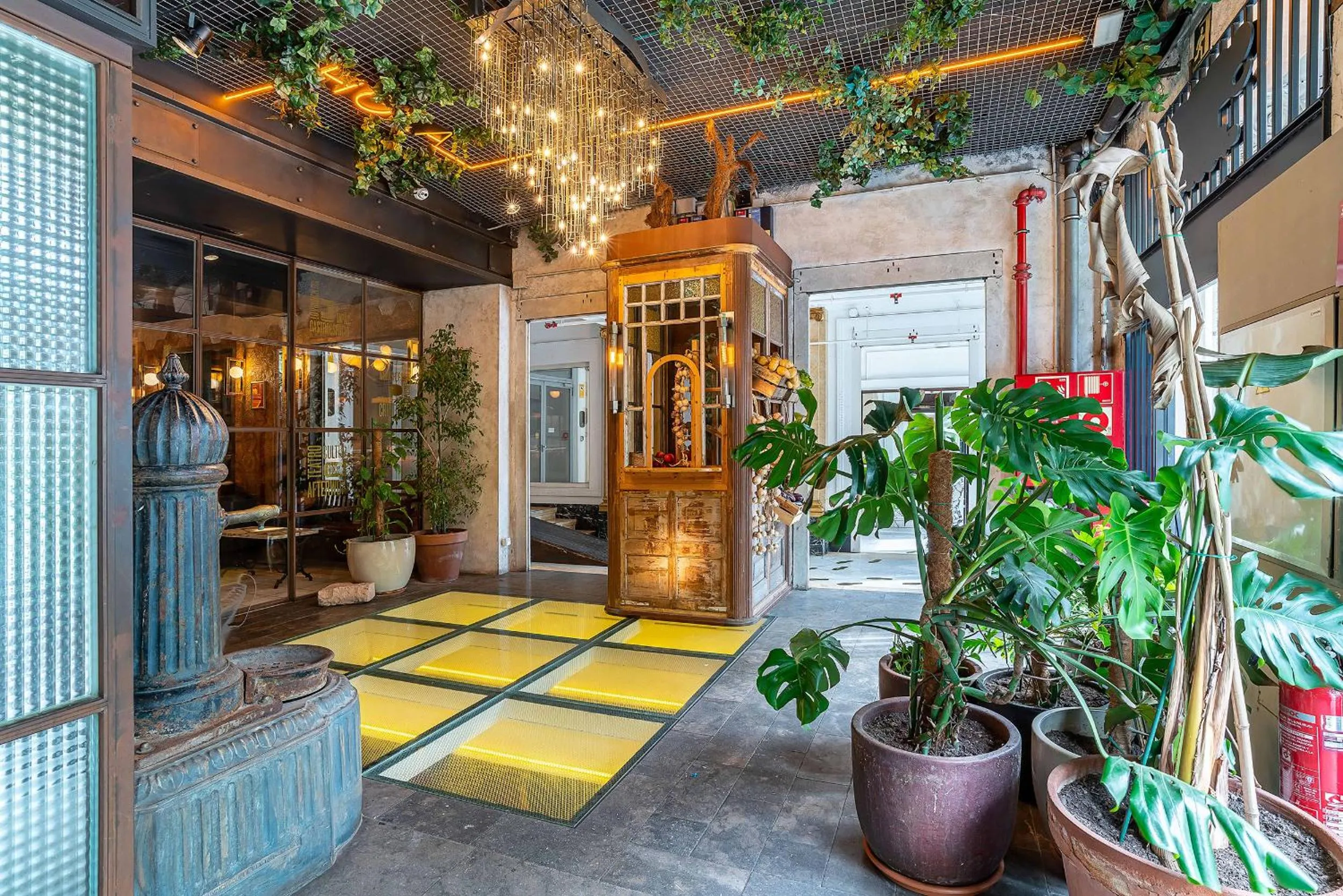 Facade/entrance in Casa Gracia