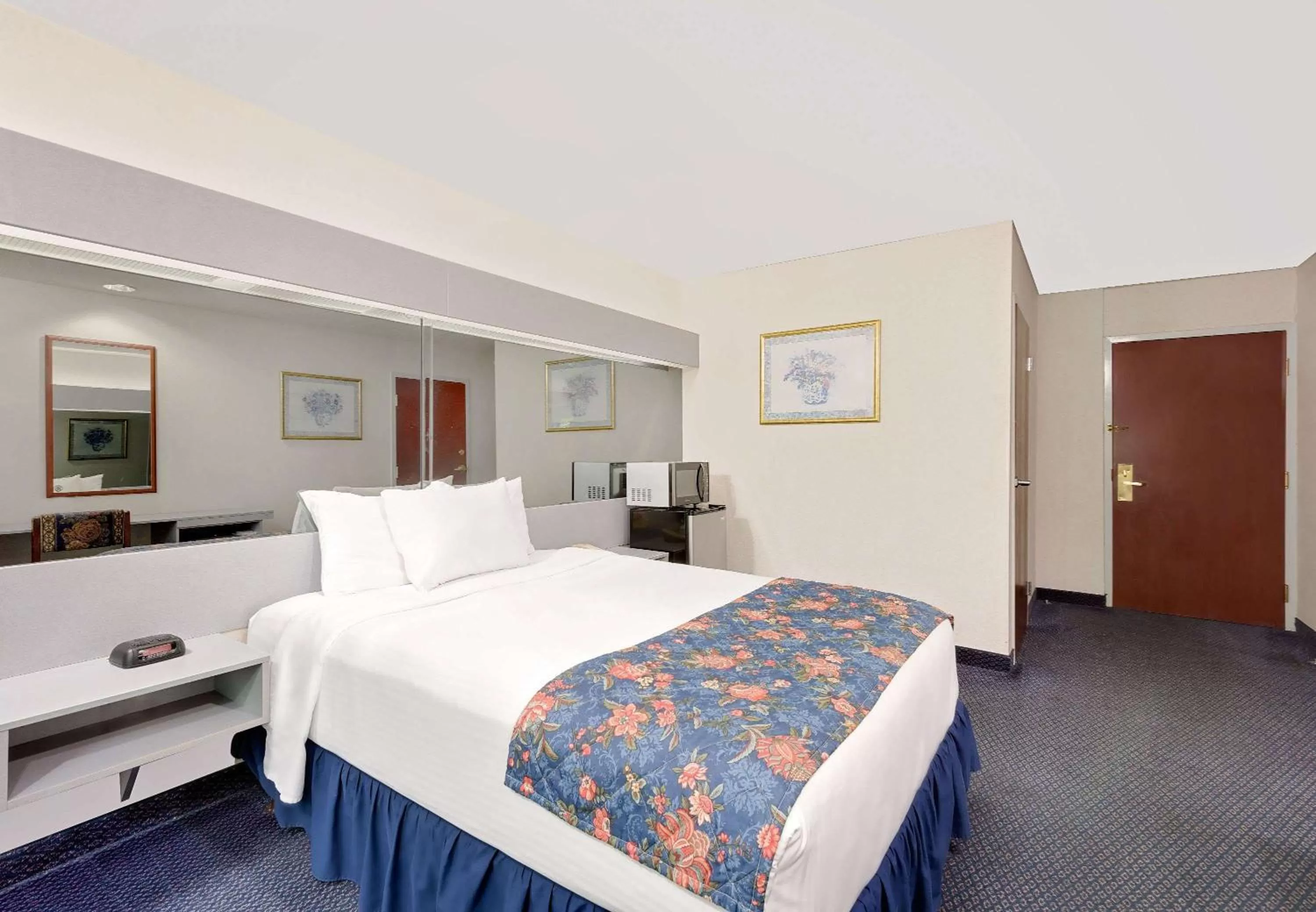 Photo of the whole room, Bed in Microtel Inn & Suites by Wyndham Hagerstown by I-81