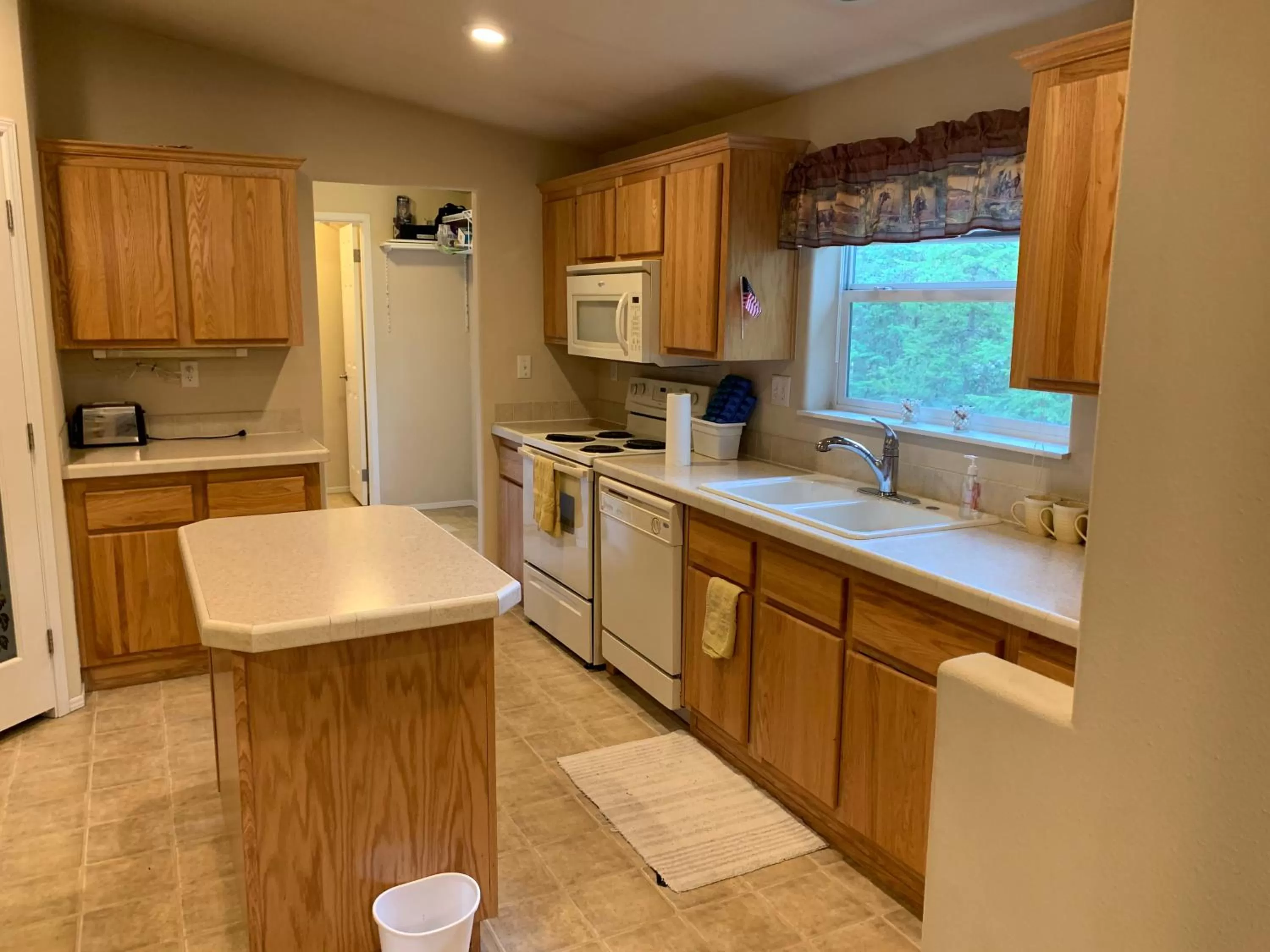 Kitchen or kitchenette in Glacier Haven Inn