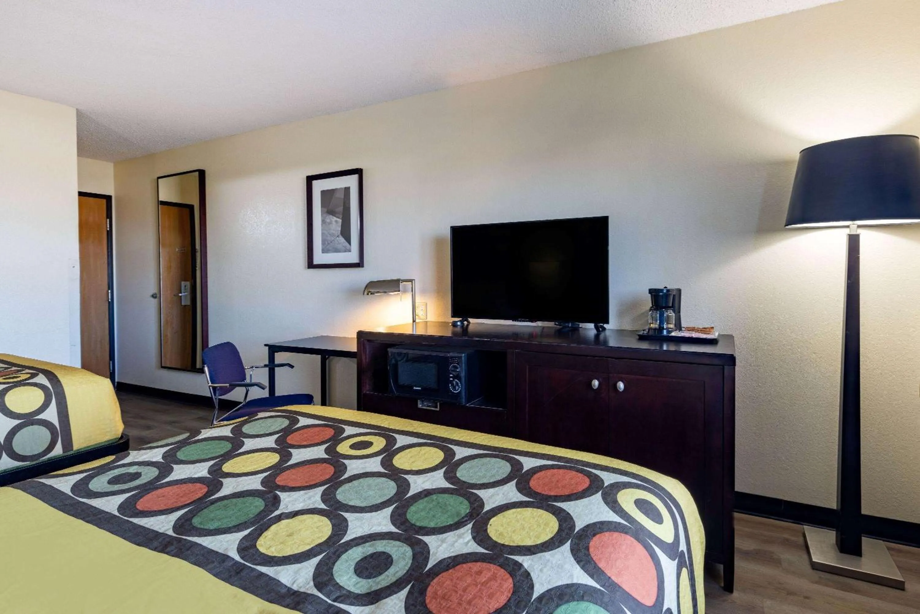 Photo of the whole room, Bed in Super 8 by Wyndham El Dorado