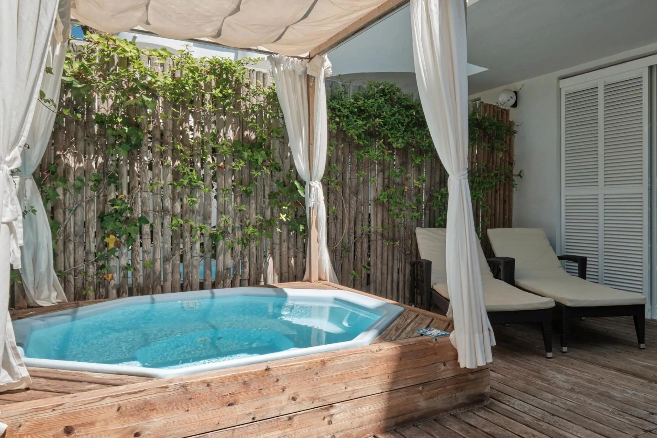 Deluxe One-Bedroom Apartment - single occupancy - Ground Floor  in Prinsotel La Pineda