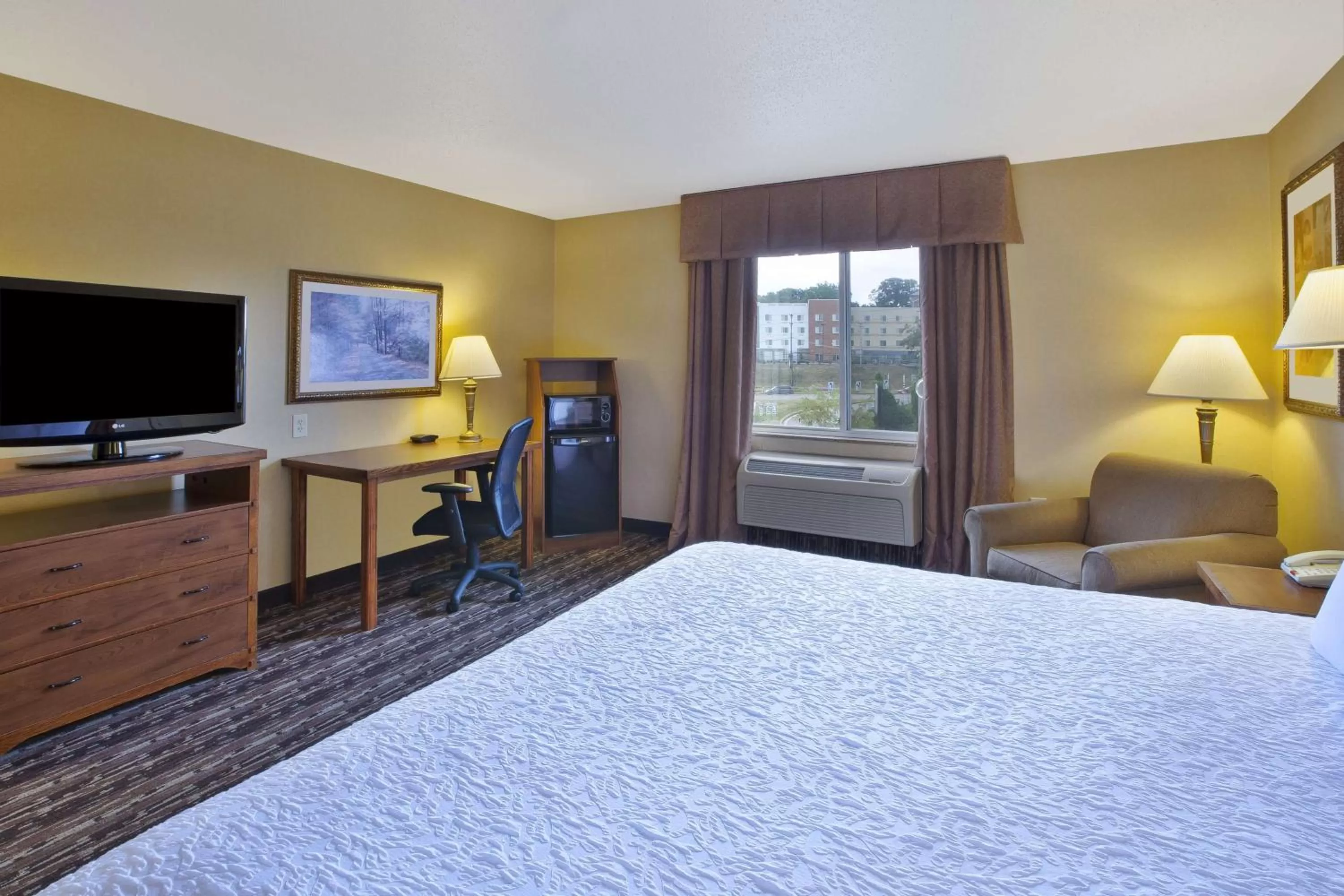 Bedroom, Bed in Hampton Inn Pittsburgh Area-Beaver Valley-Center Township