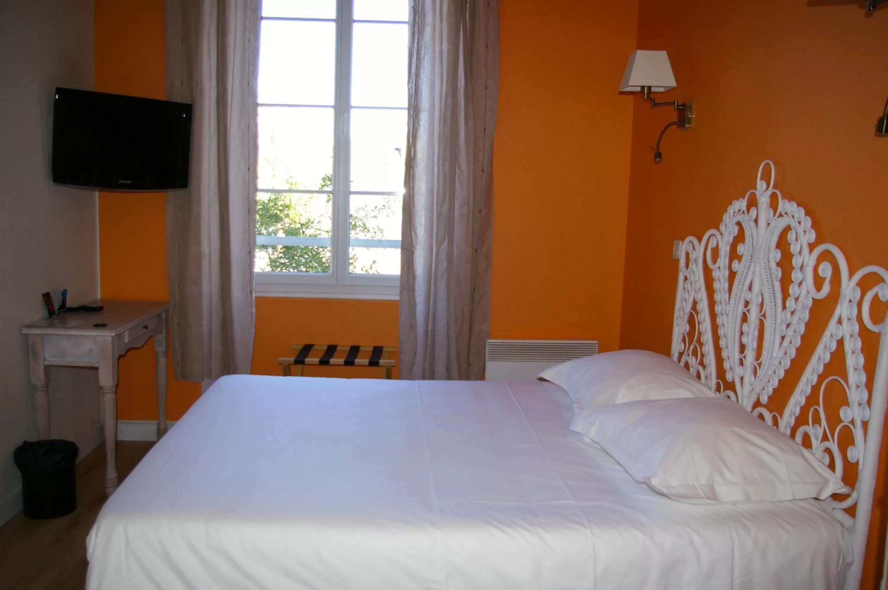 Bed in Hôtel de Bretagne - anciennement Queen Serenity Hotel