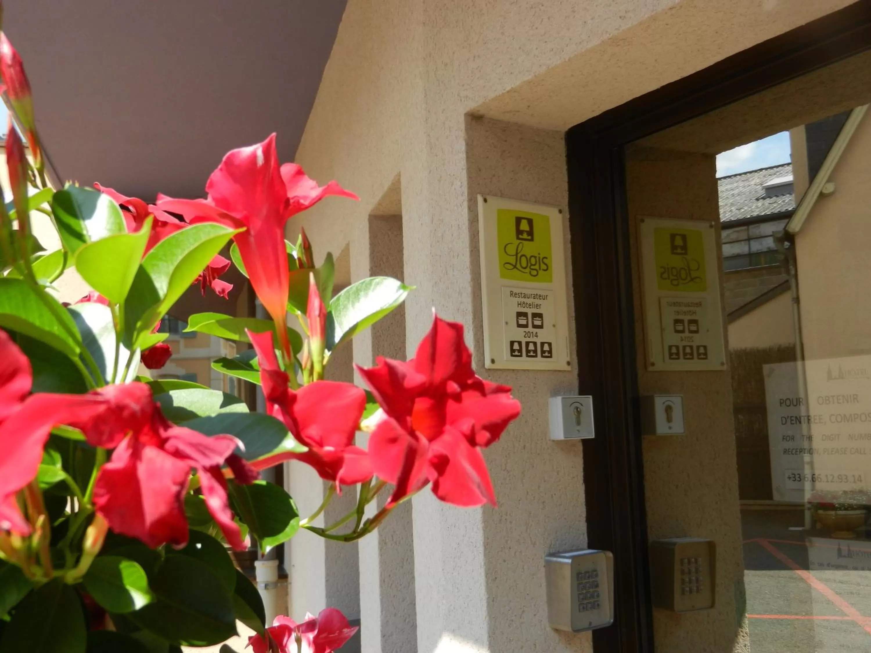 Facade/entrance in L'HÔTEL de CHARTRES