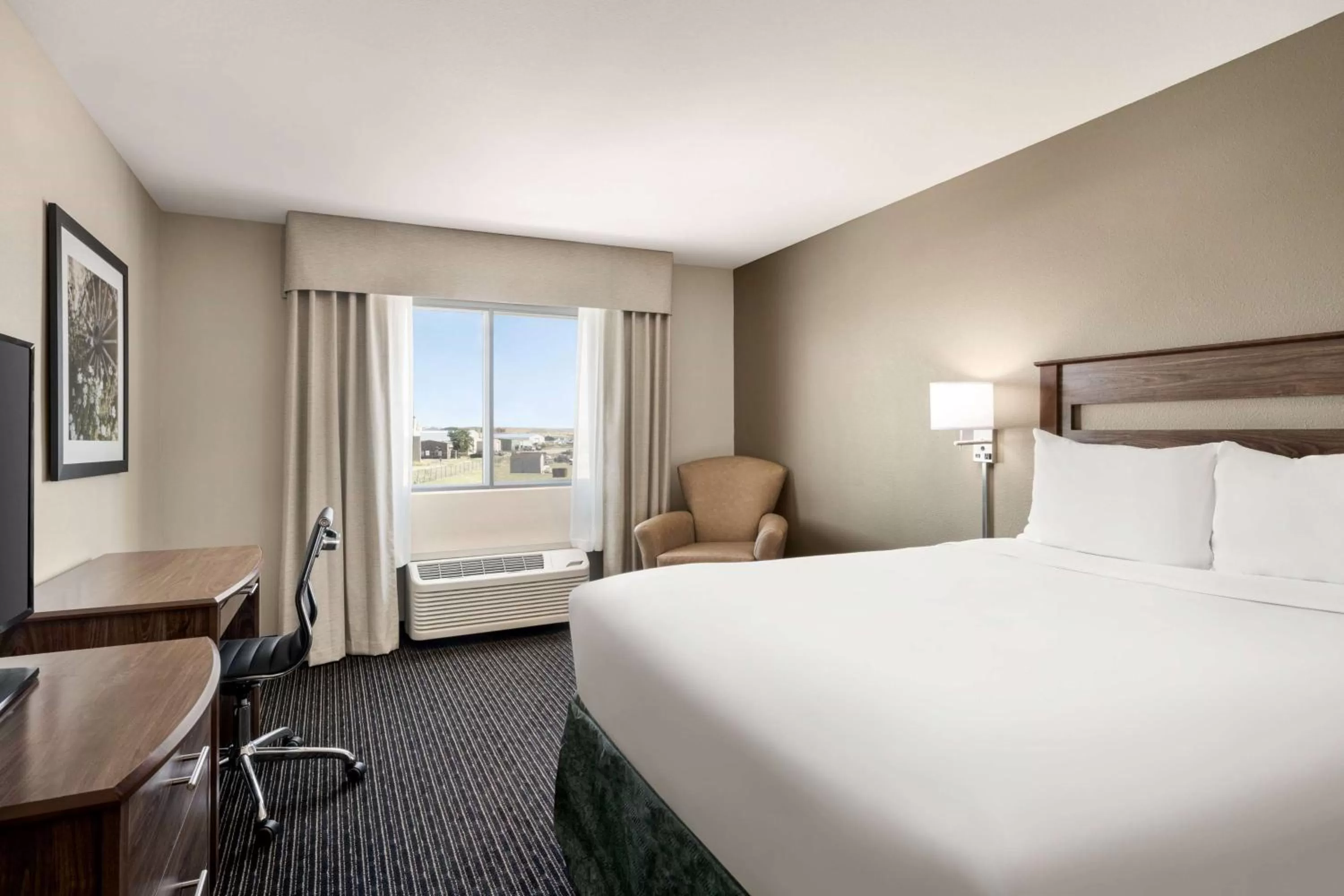 Photo of the whole room, Bed in Baymont by Wyndham Rawlins