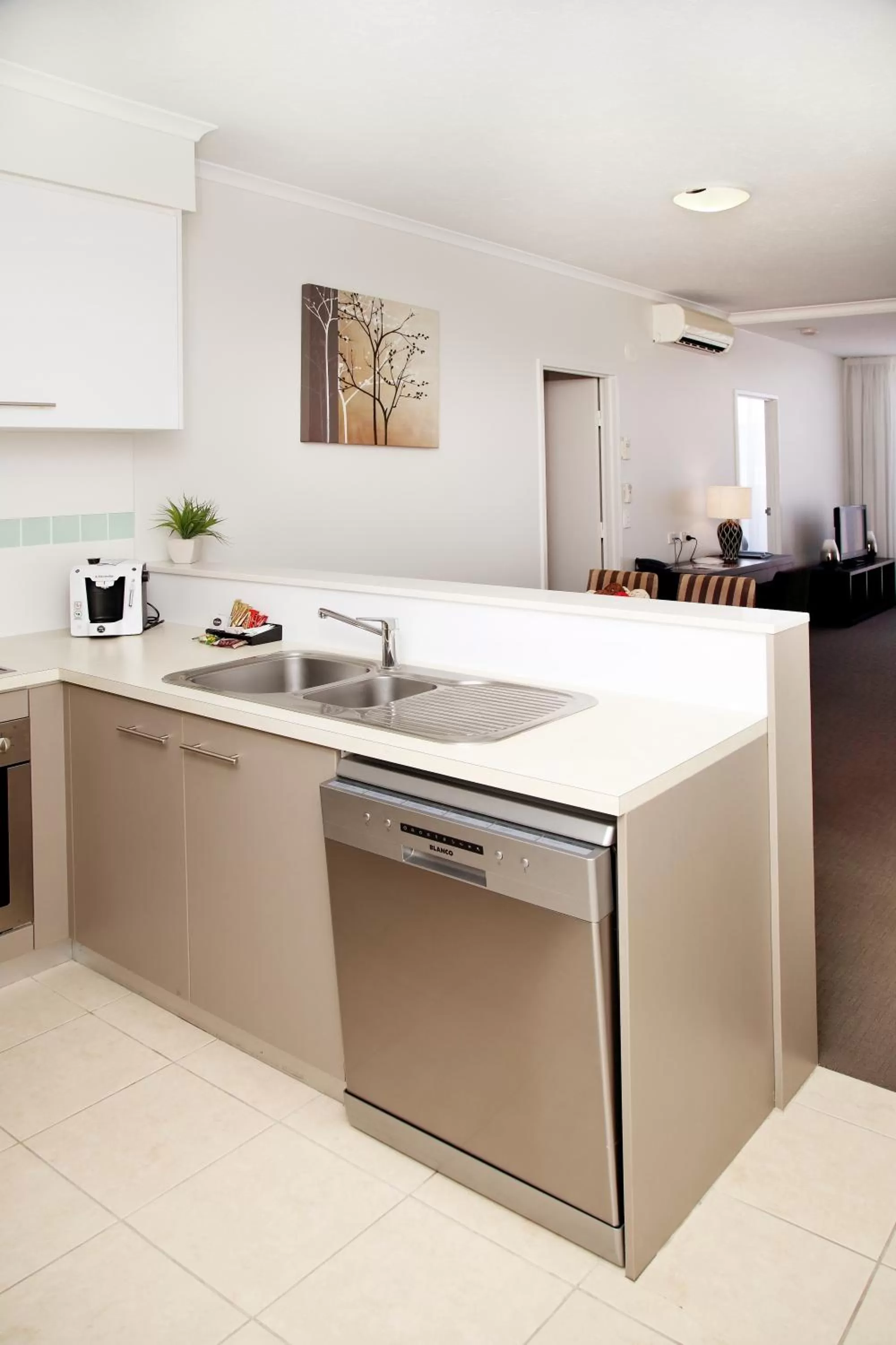 Kitchen or kitchenette in Toowoomba Central Plaza Apartment Hotel Official