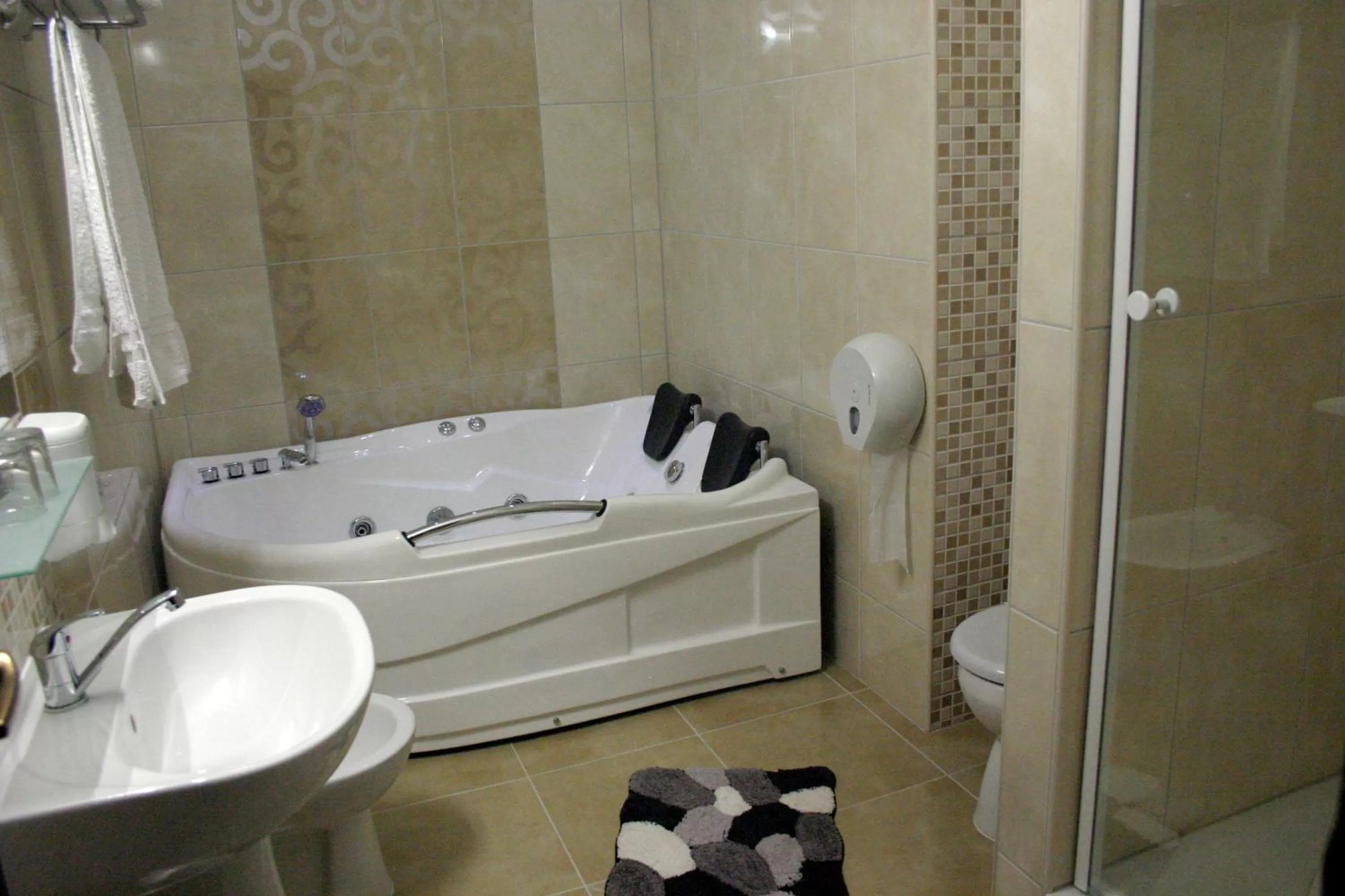 Spa and wellness centre/facilities, Bathroom in Hotel Sheriff
