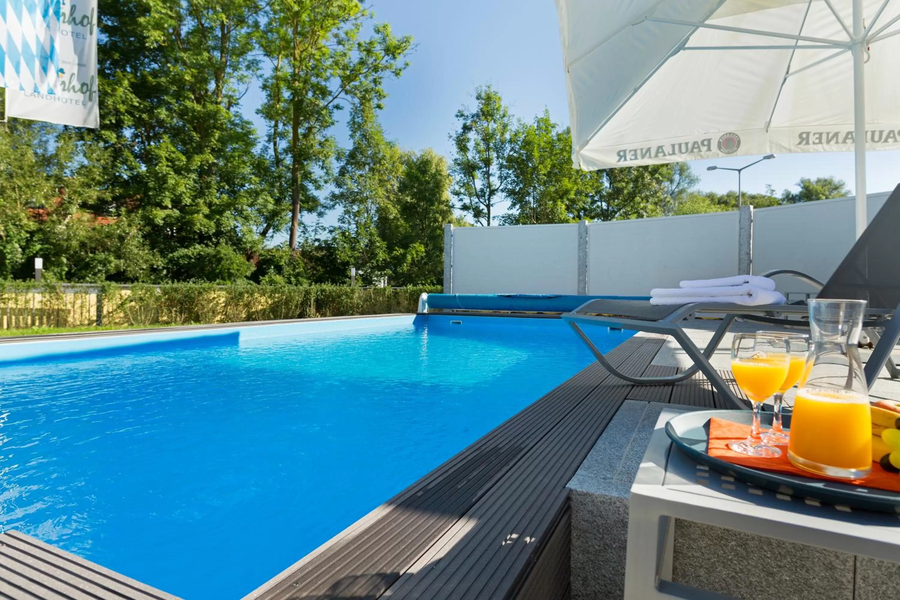 Swimming pool in Landhotel-Restaurant Huberhof Allershausen