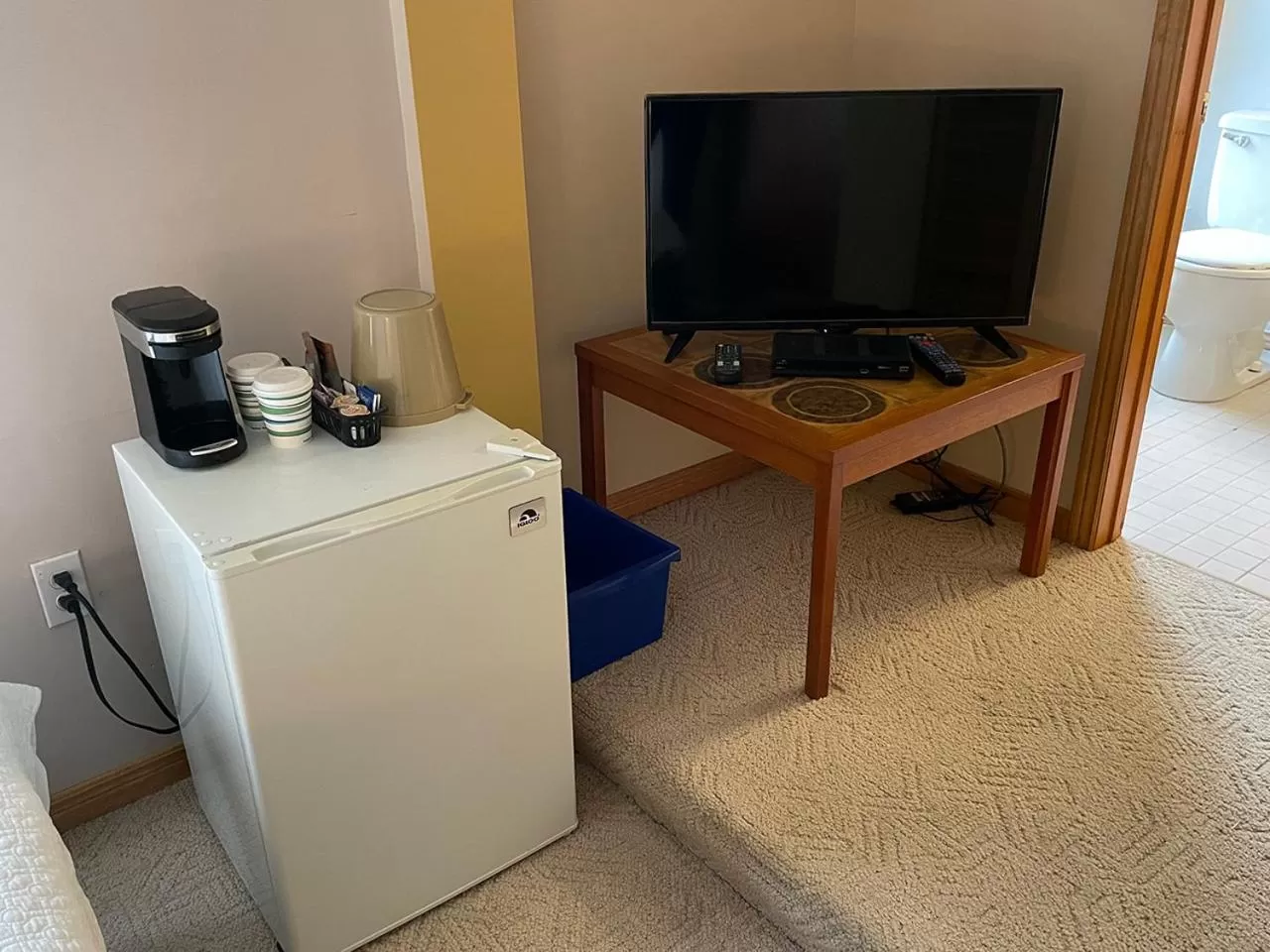 Coffee/tea facilities, TV/Entertainment Center in Hotel Wolfe Island