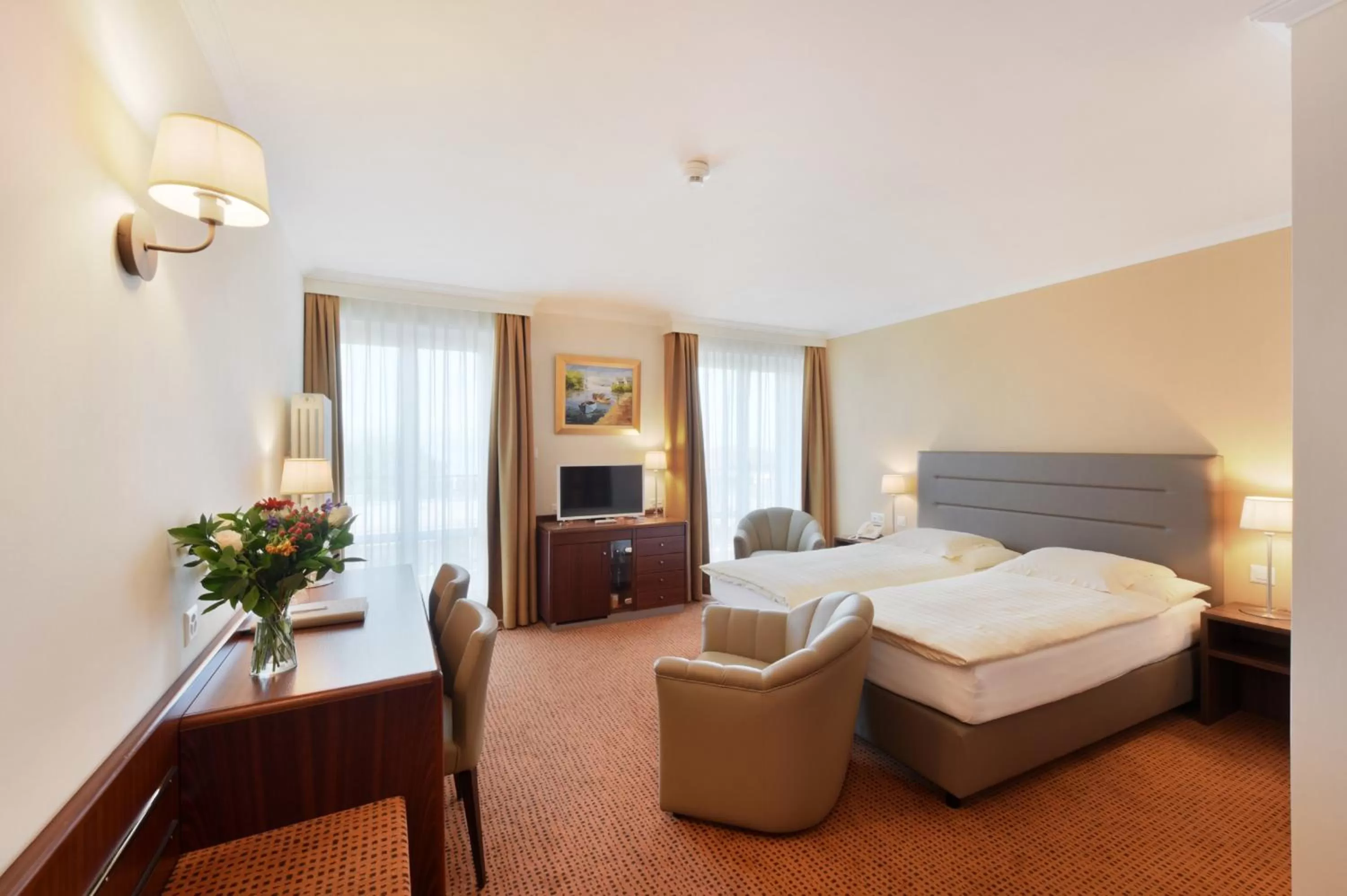 Photo of the whole room, Bed in Elite