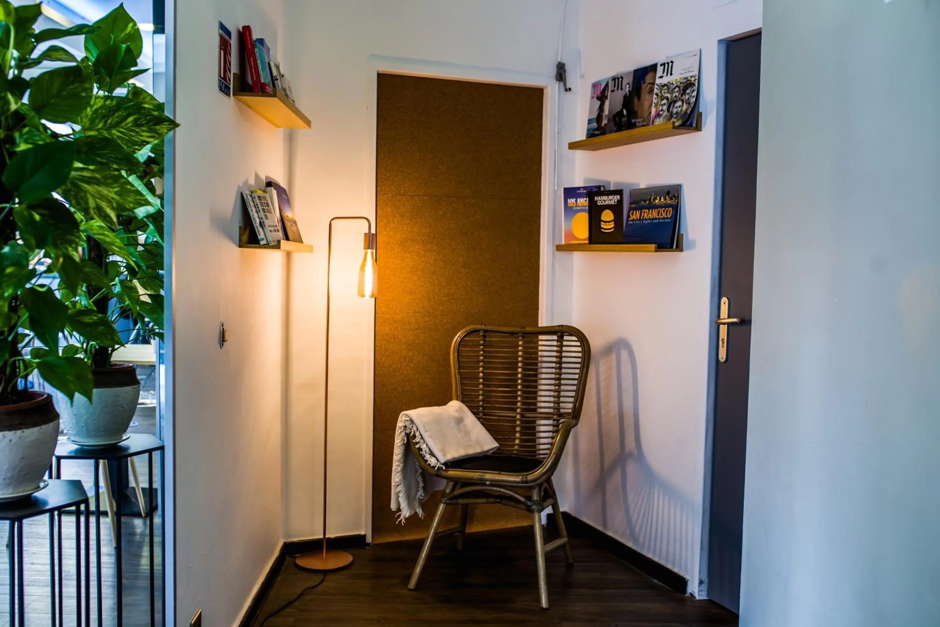 Library in Hotel Gascogne