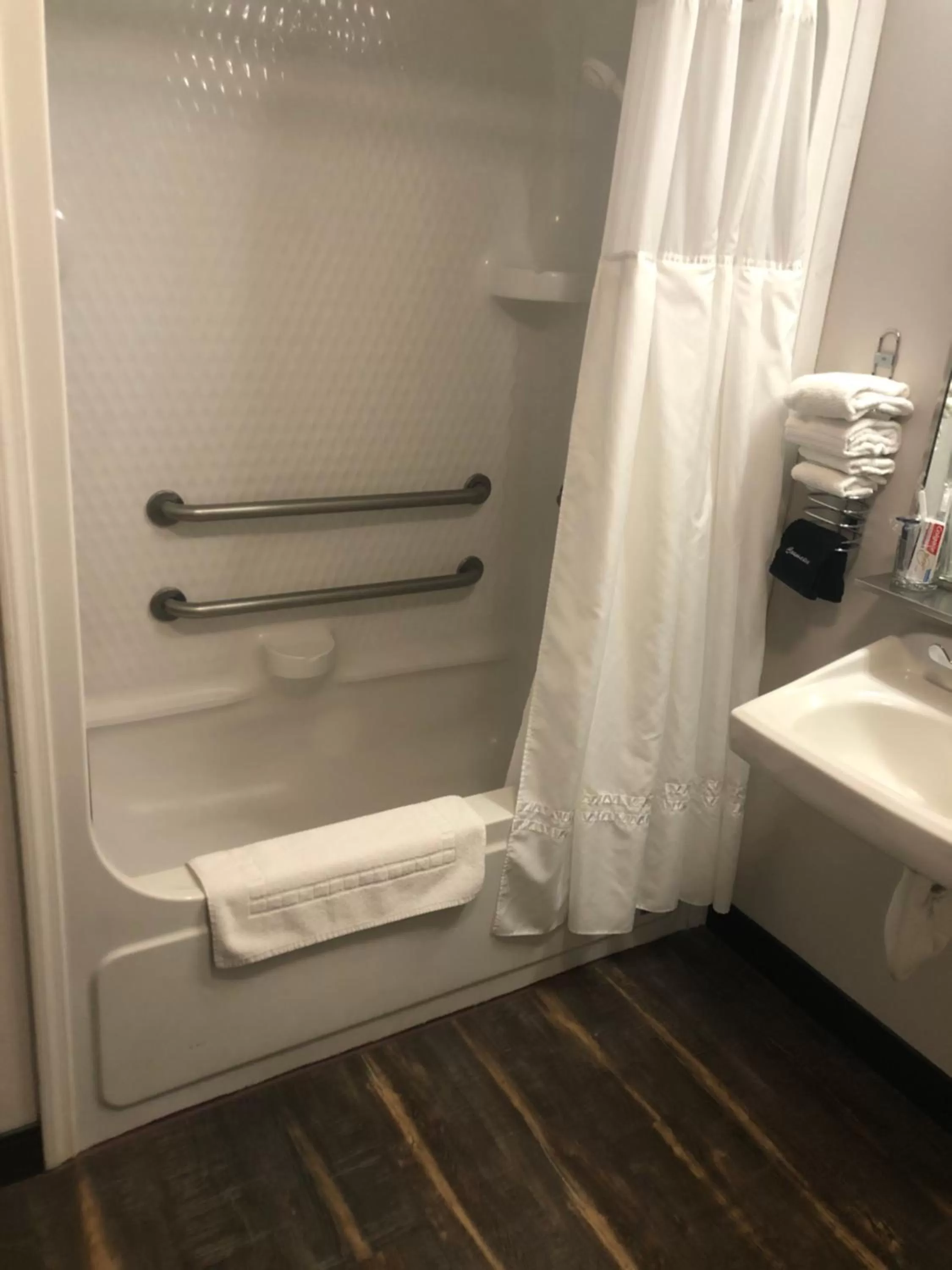 Bathroom in Ten Pin Inn & Suites