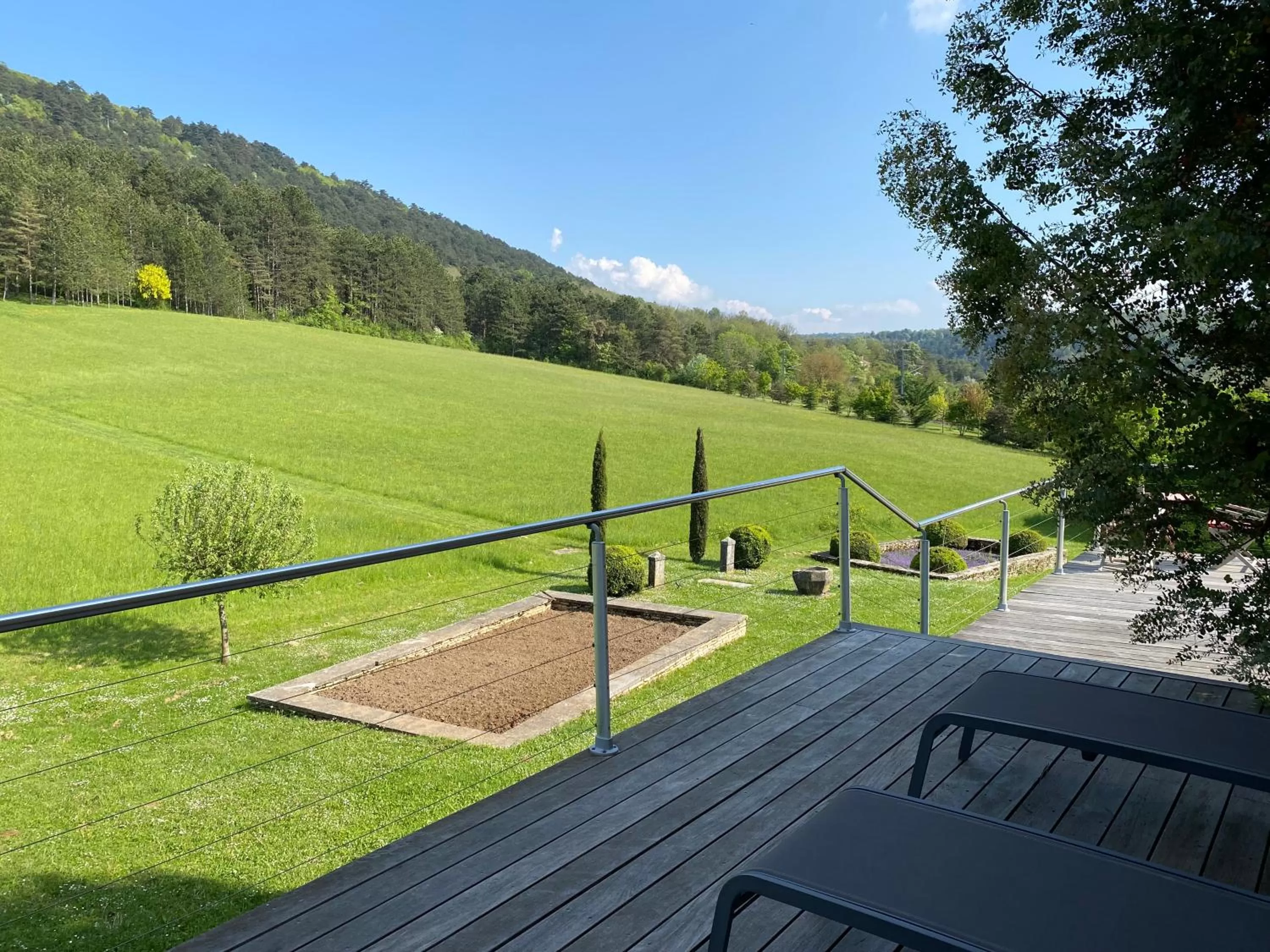 Garden in Clos de Mont July, architecture XVIIIe au cœur de la nature