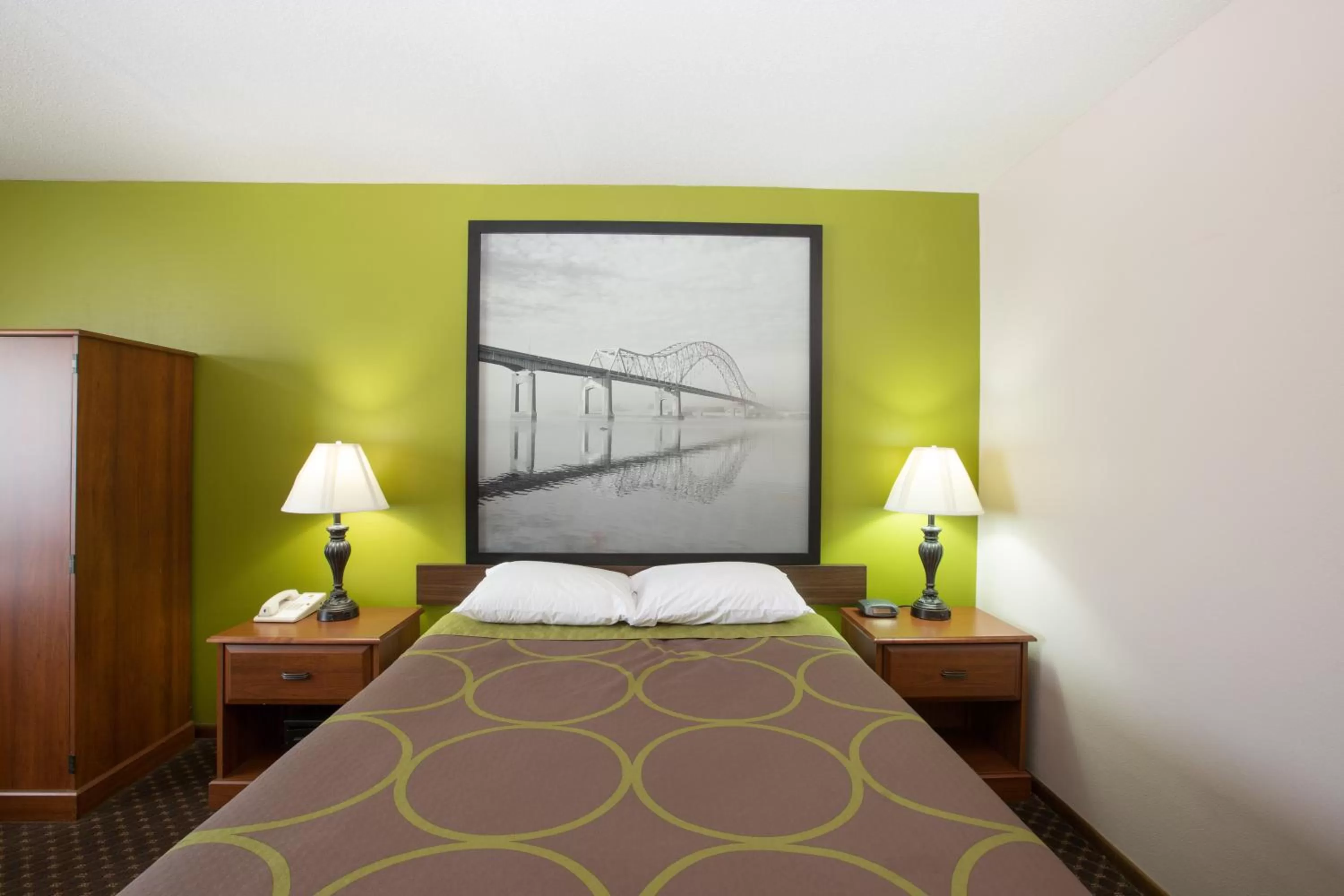 Guests, Bed in Super 8 by Wyndham Williams