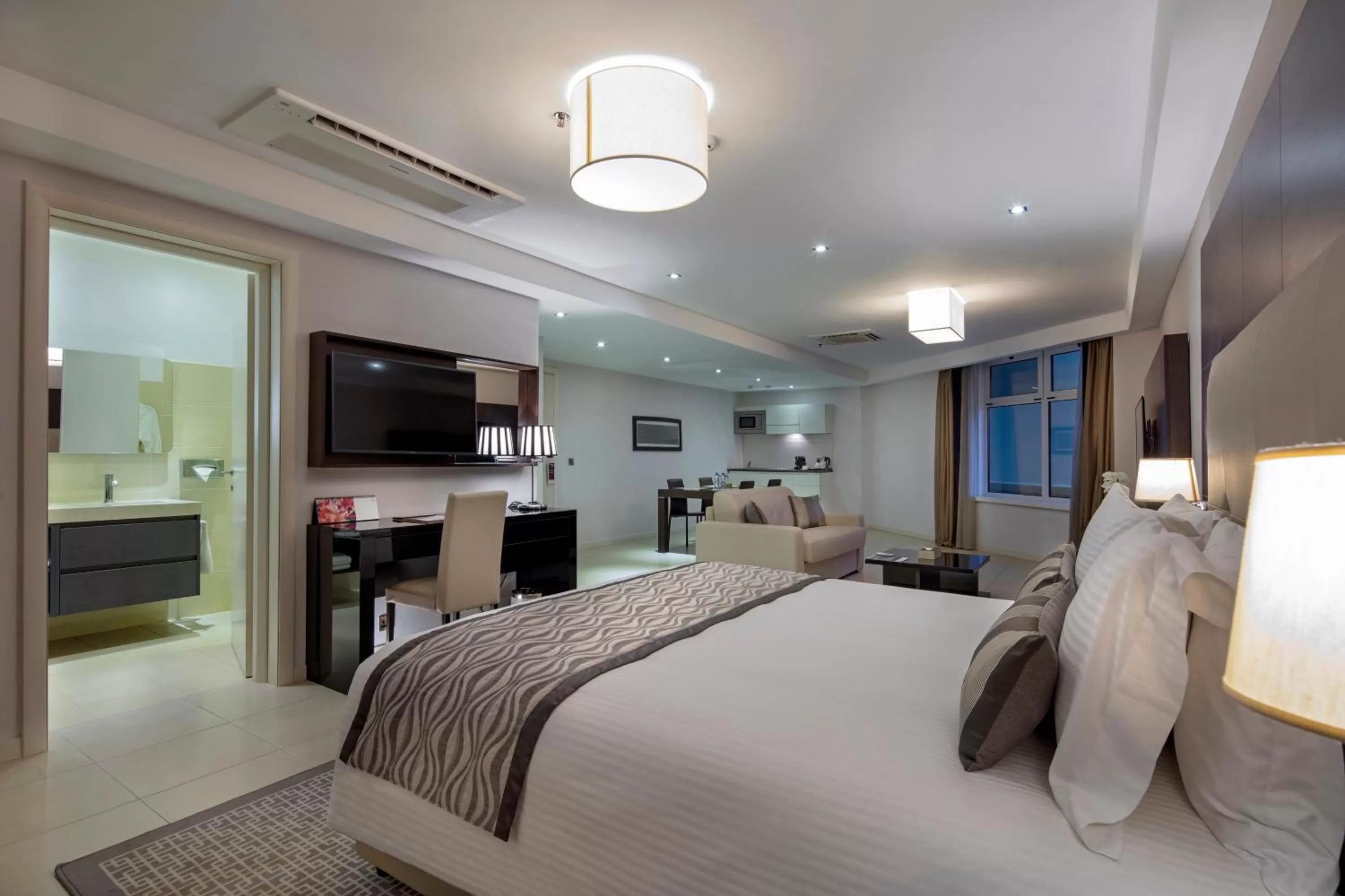 Bathroom, Bed in Fraser Suites Abuja