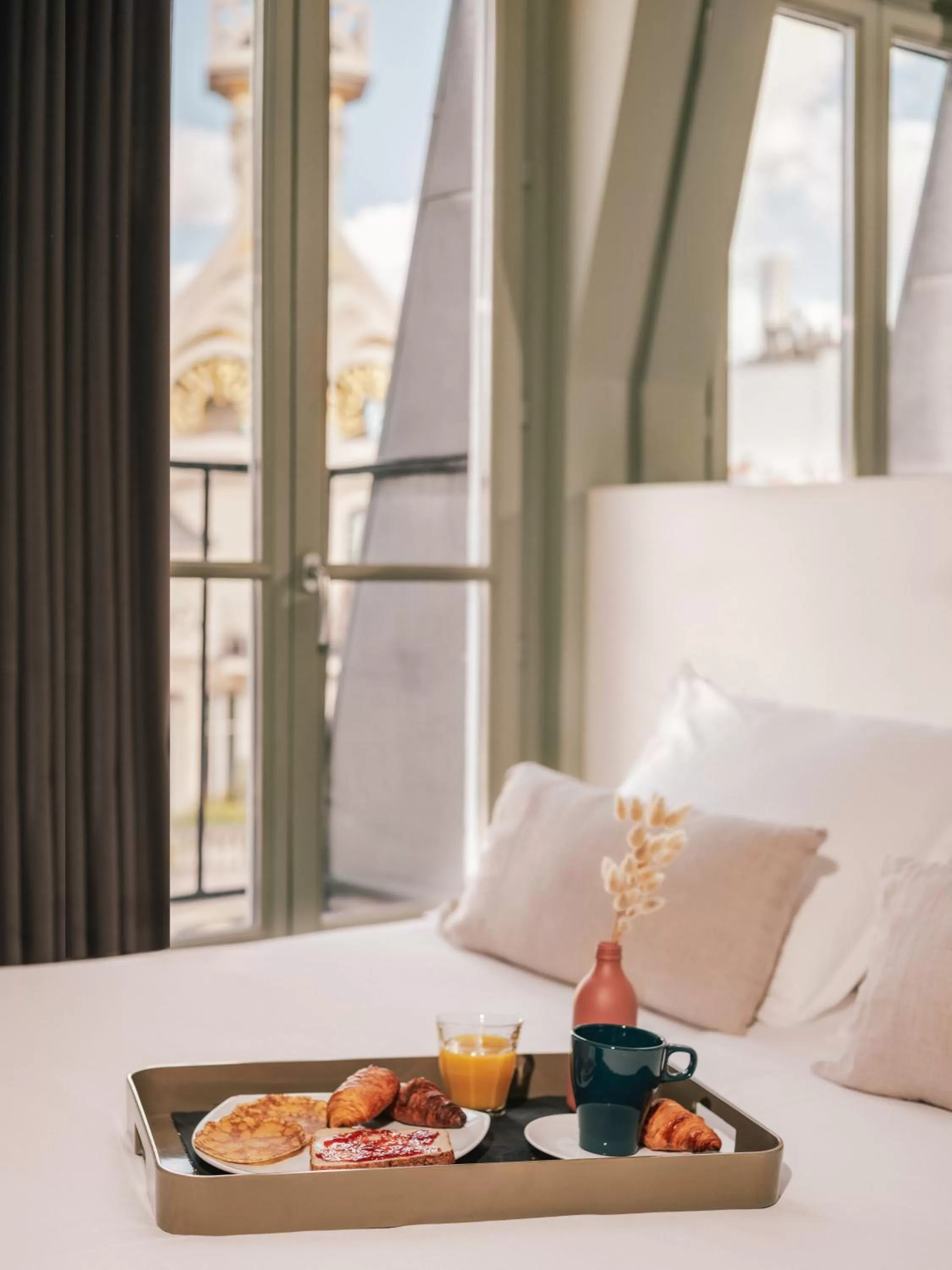 Bedroom, Bed in Legend Hôtel Paris