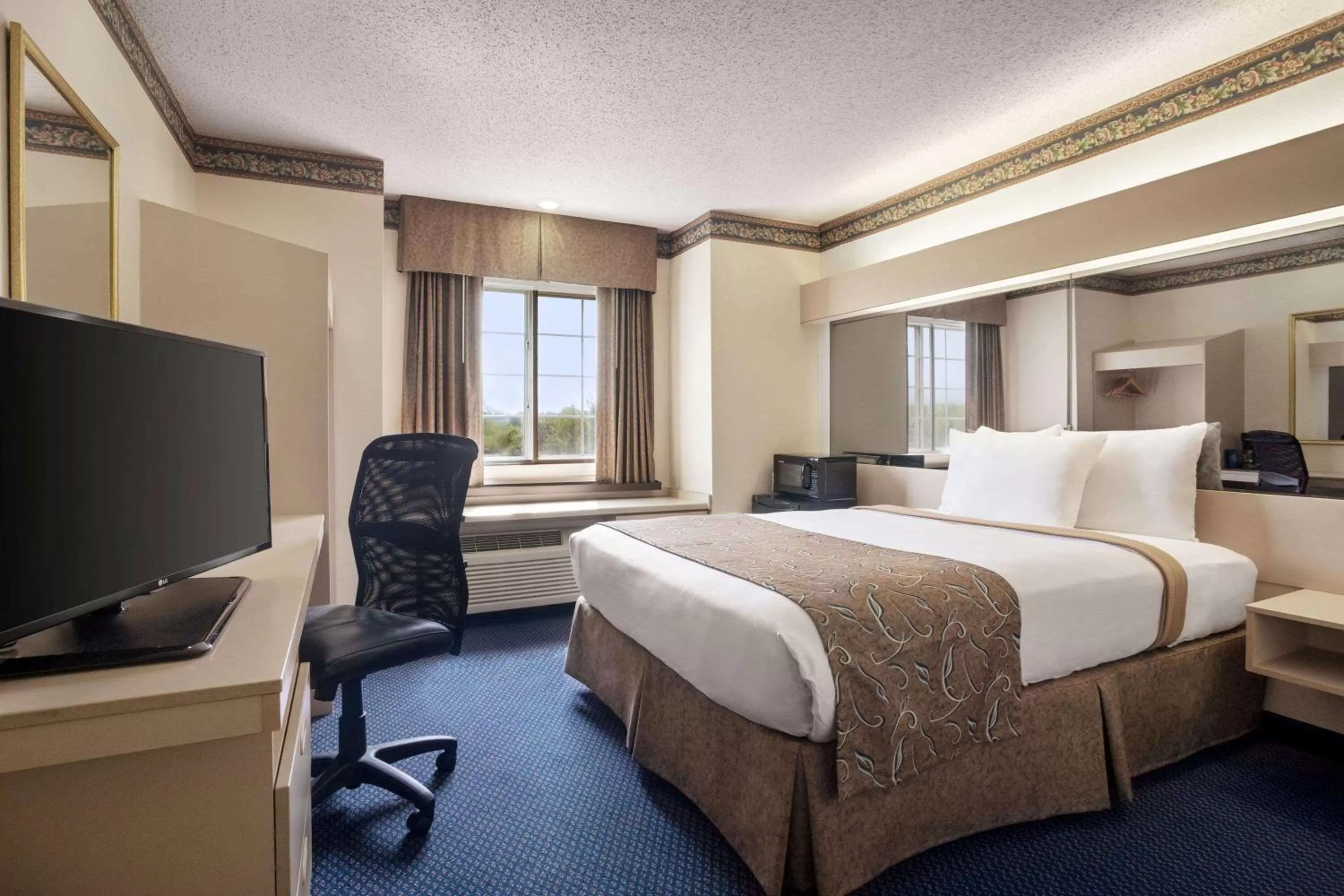 Photo of the whole room, Bed in Travelodge by Wyndham Fort Scott