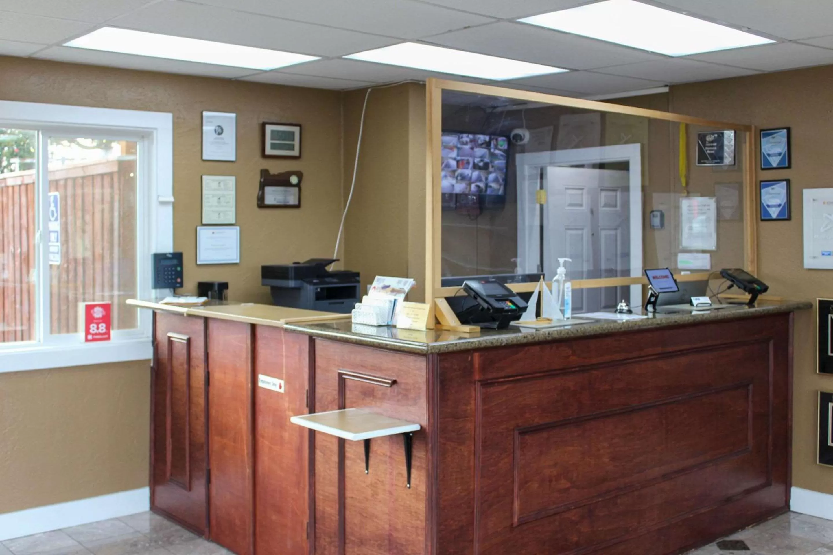 Lobby or reception in Rodeway Inn Medford South I-5