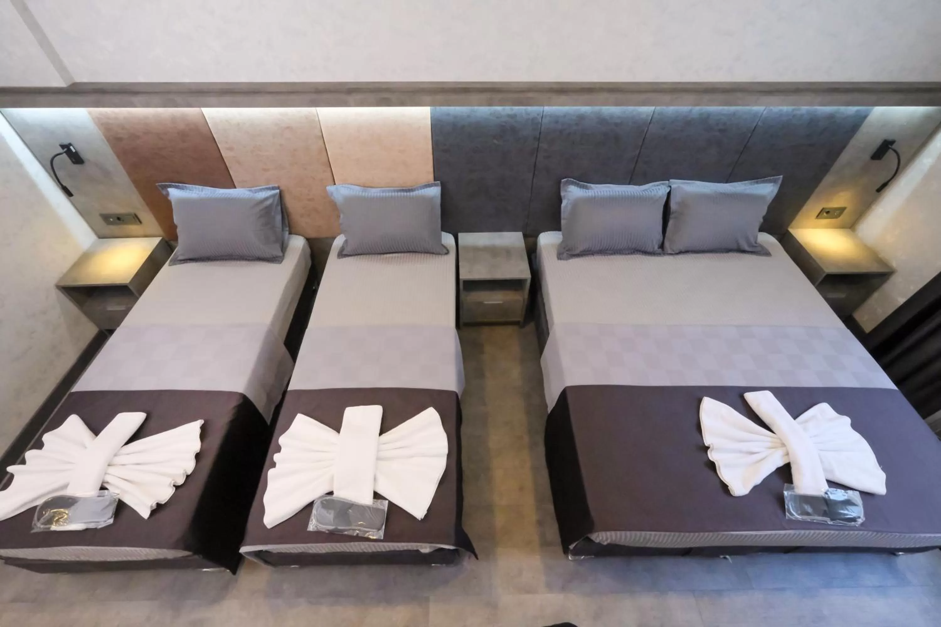 Photo of the whole room, Bed in The Queen Hotel