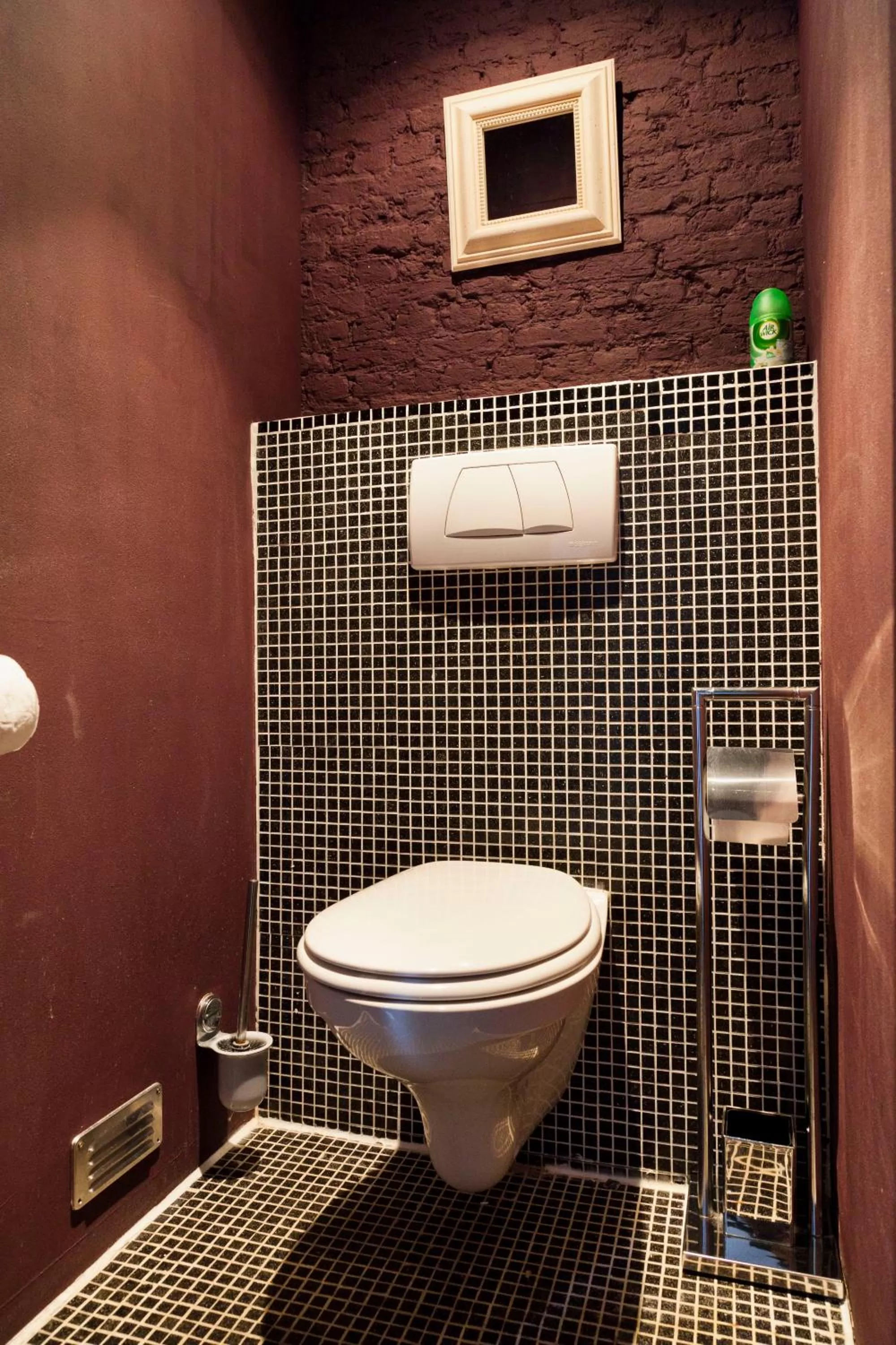 Toilet in Hotel Diamonds and Pearls