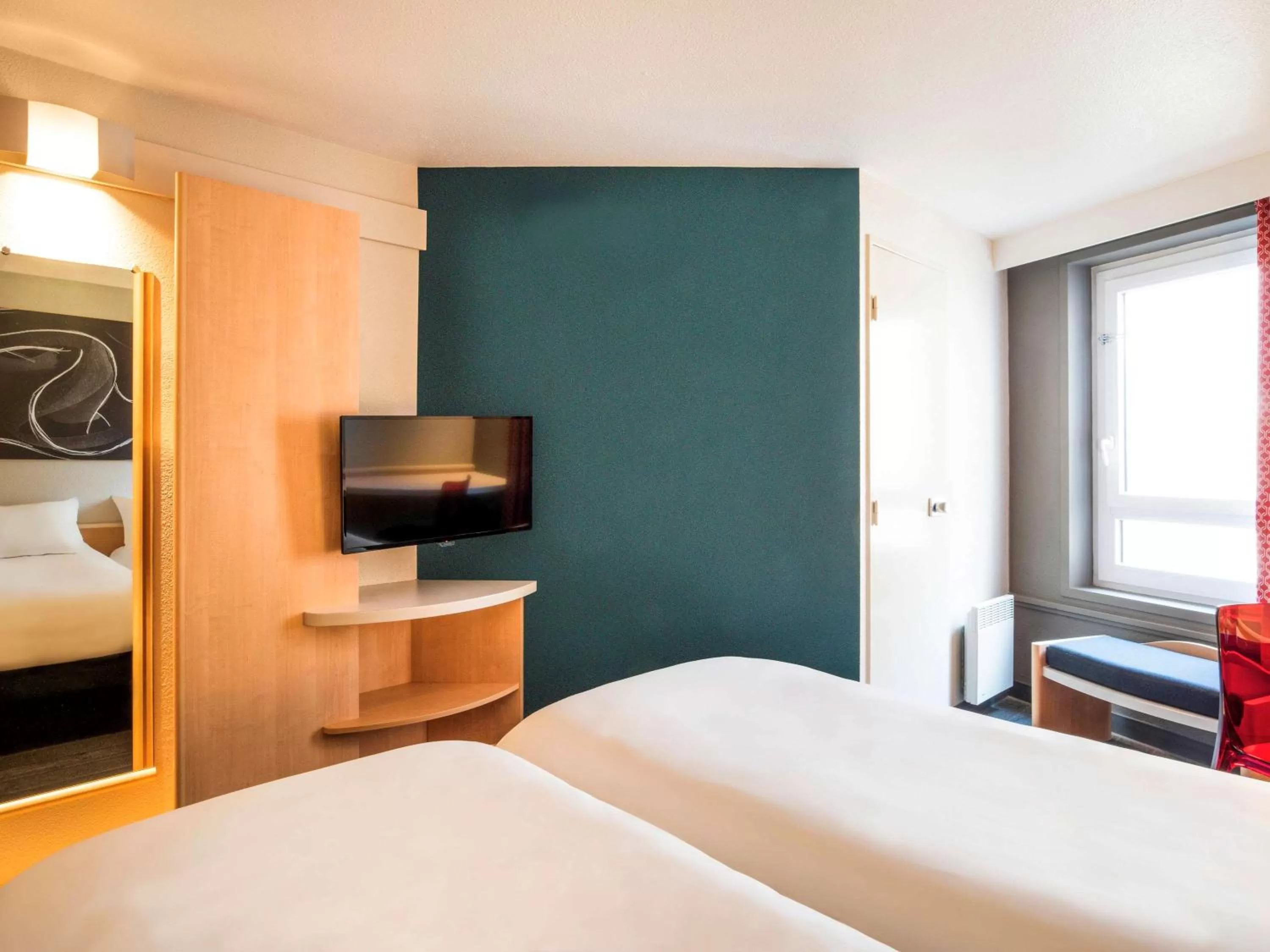 Photo of the whole room, Bed in ibis Tours Centre Gare