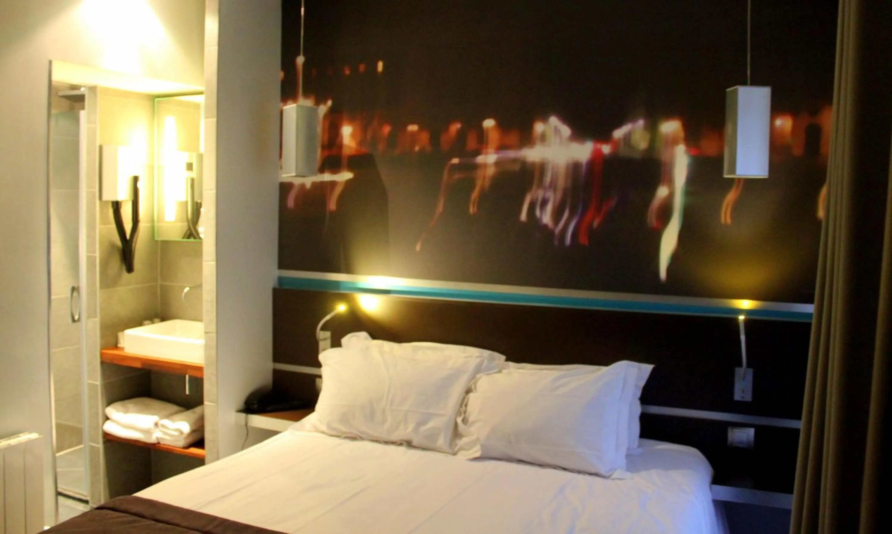 Bed in Hôtel Lumières Montmartre Paris