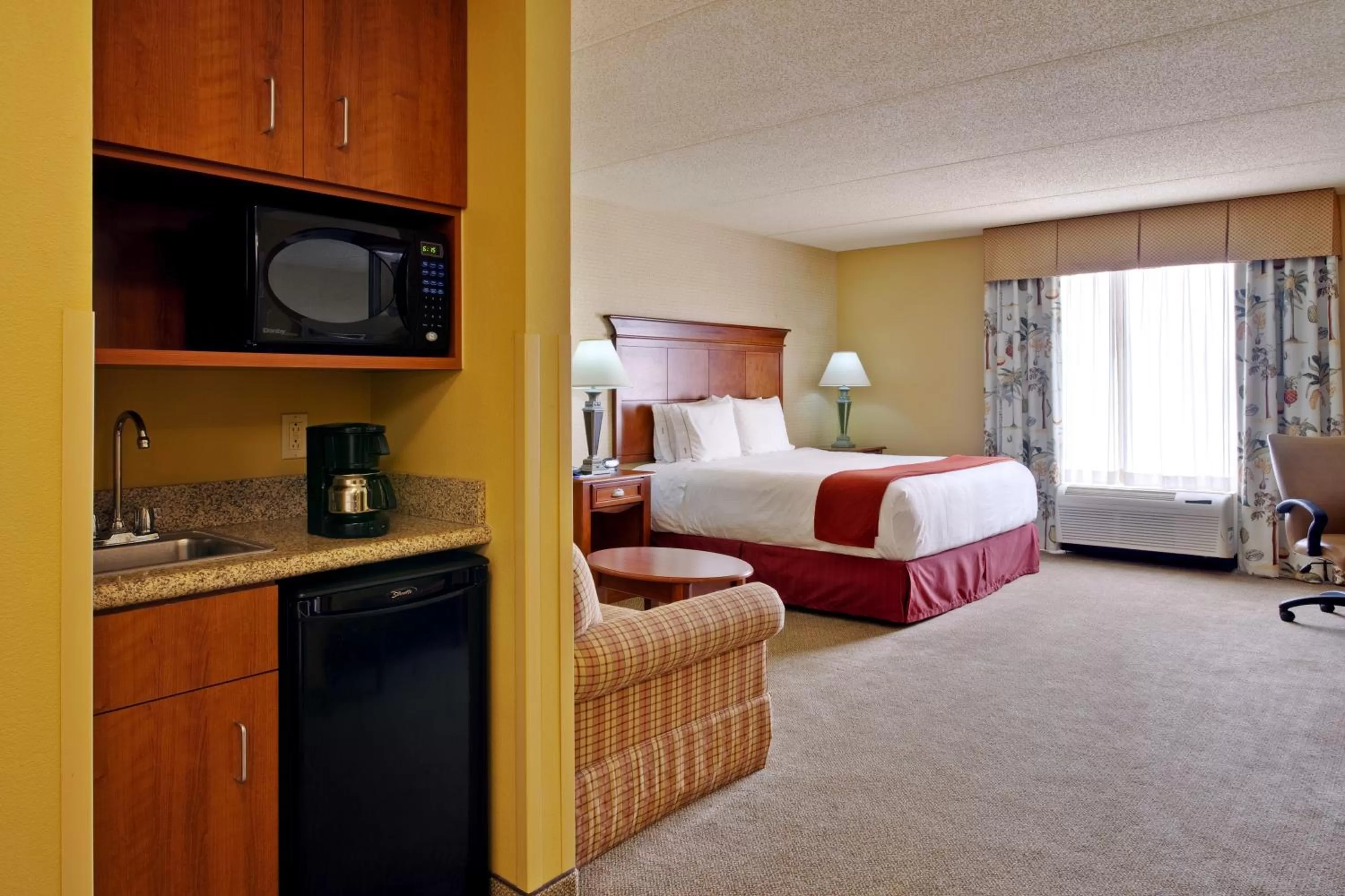Bedroom, Bed in Holiday Inn Express & Suites Bloomington by IHG