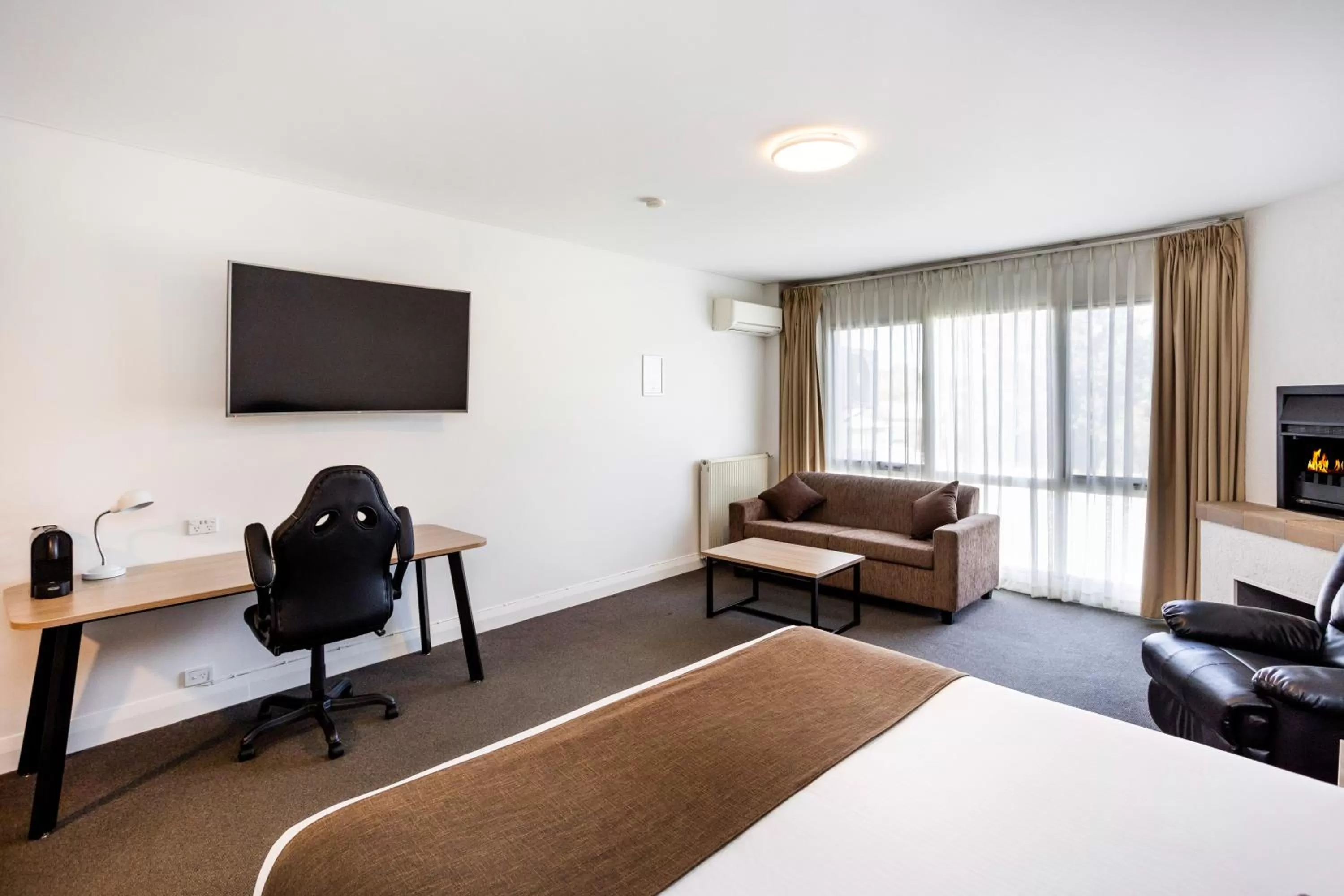 Seating area, TV/Entertainment Center in Mantra Bathurst